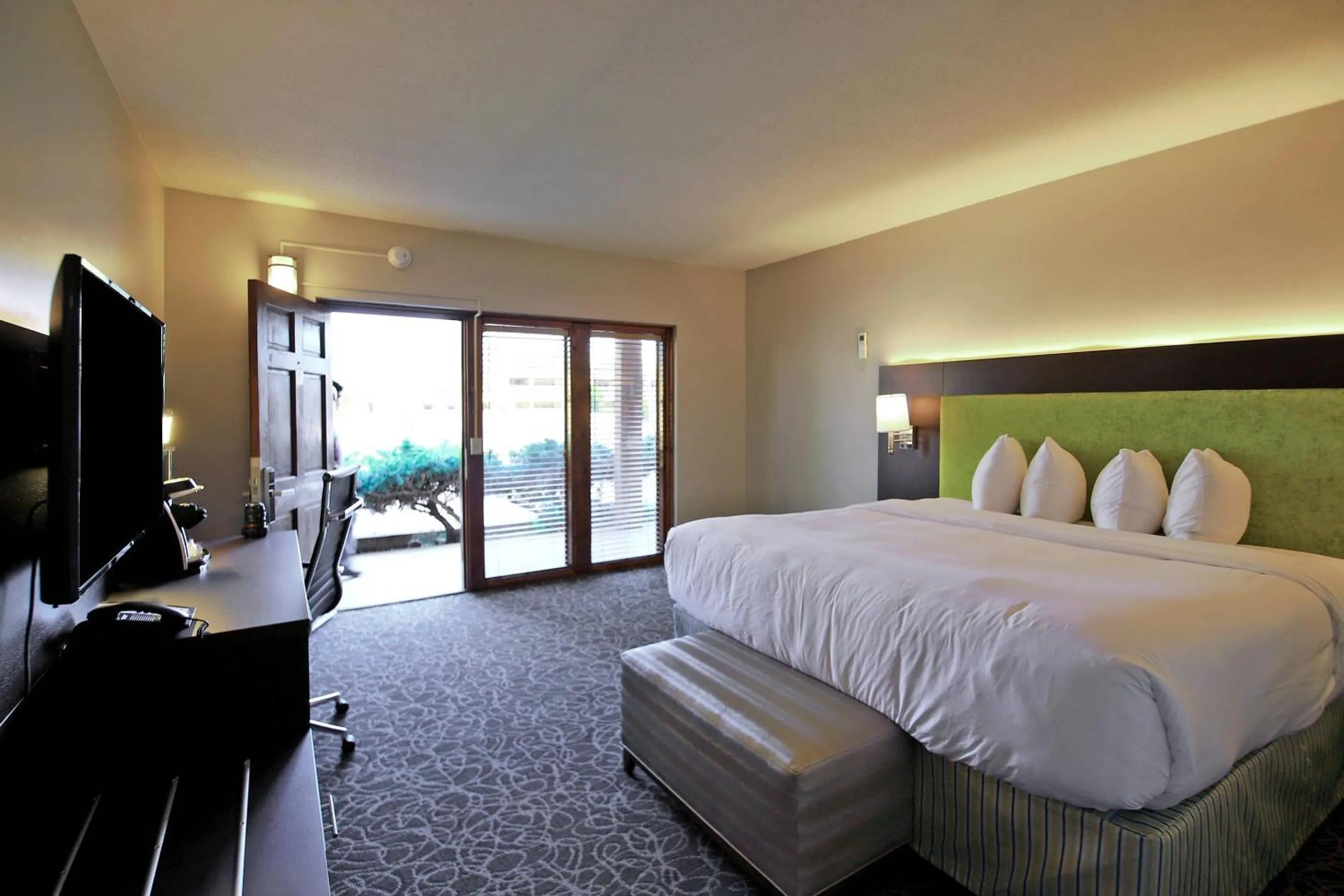 Bedroom, Bed in El Sendero Inn, an Ascend Collection Hotel