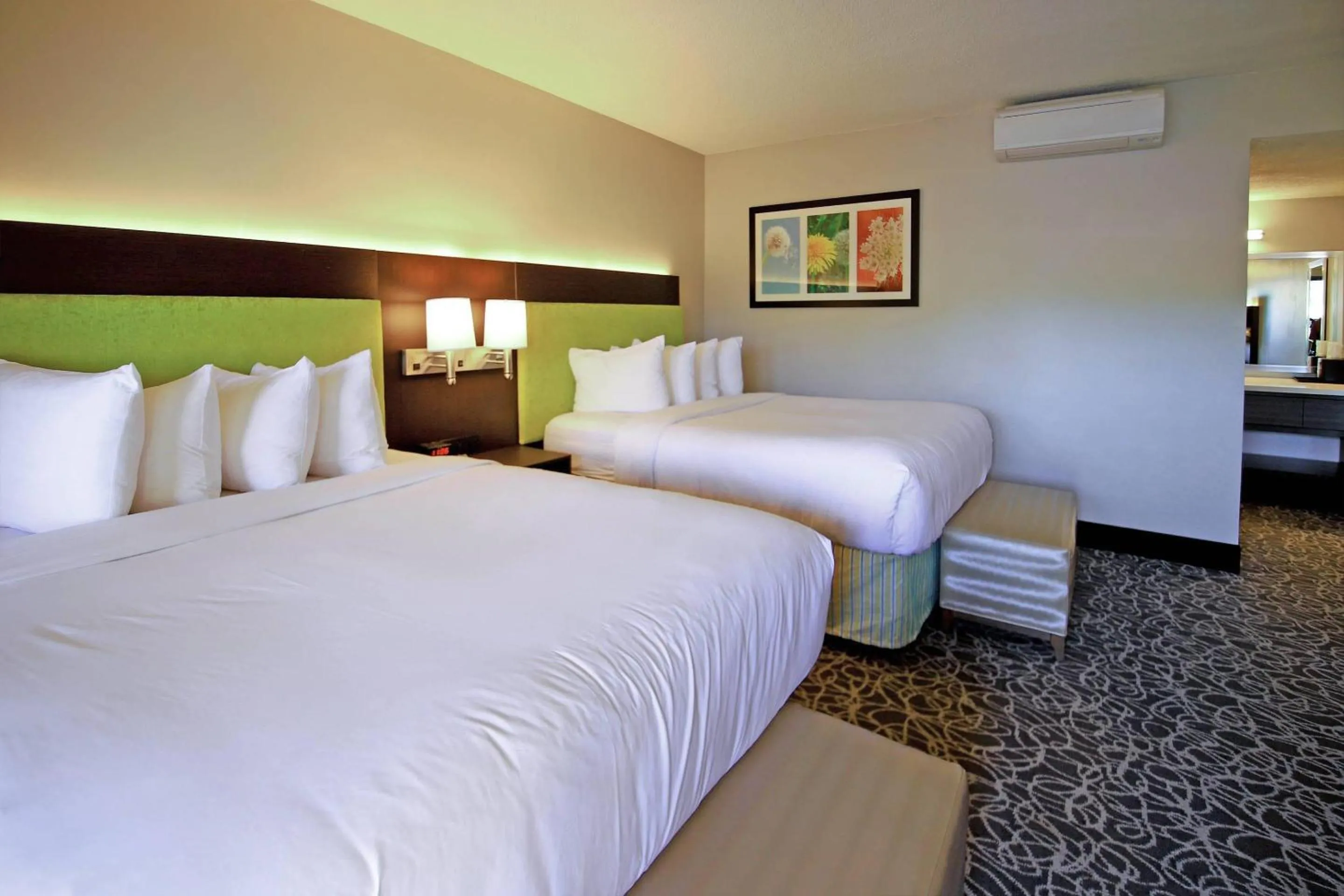 Bedroom, Bed in El Sendero Inn, an Ascend Collection Hotel