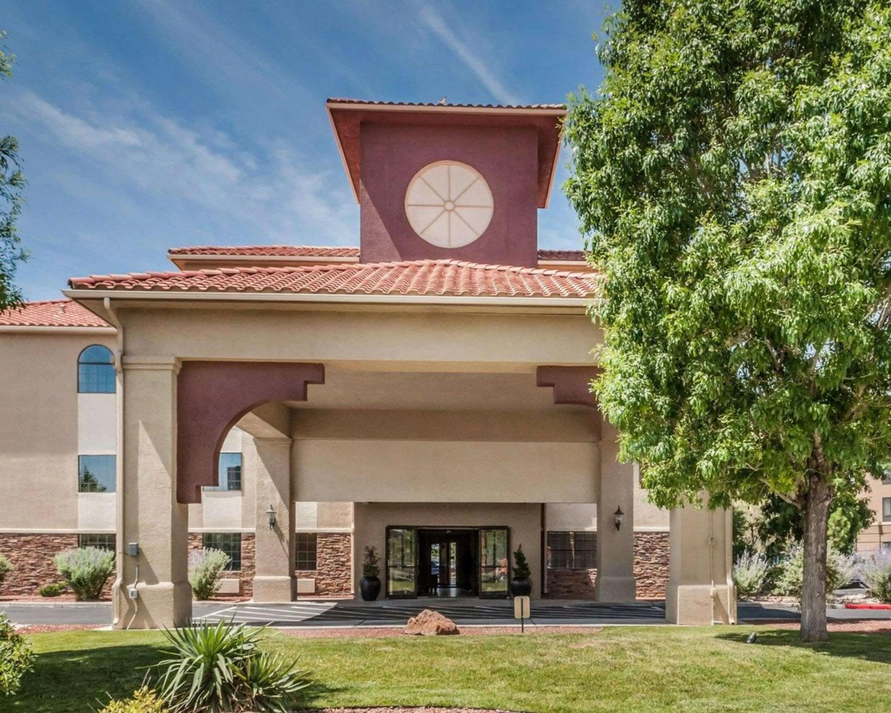 Property building in Quality Inn & Suites Albuquerque West