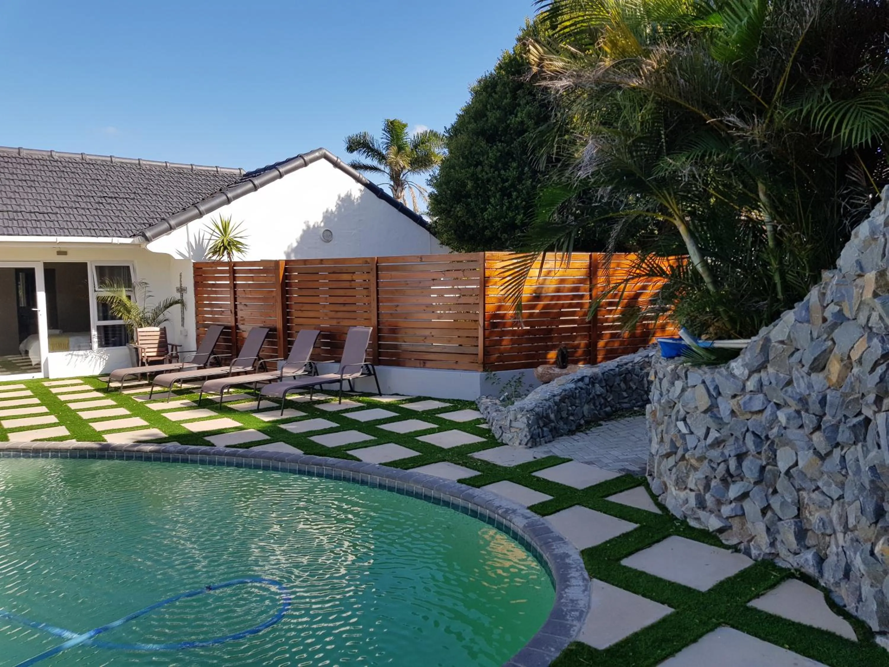 Swimming pool in Reef View BnB