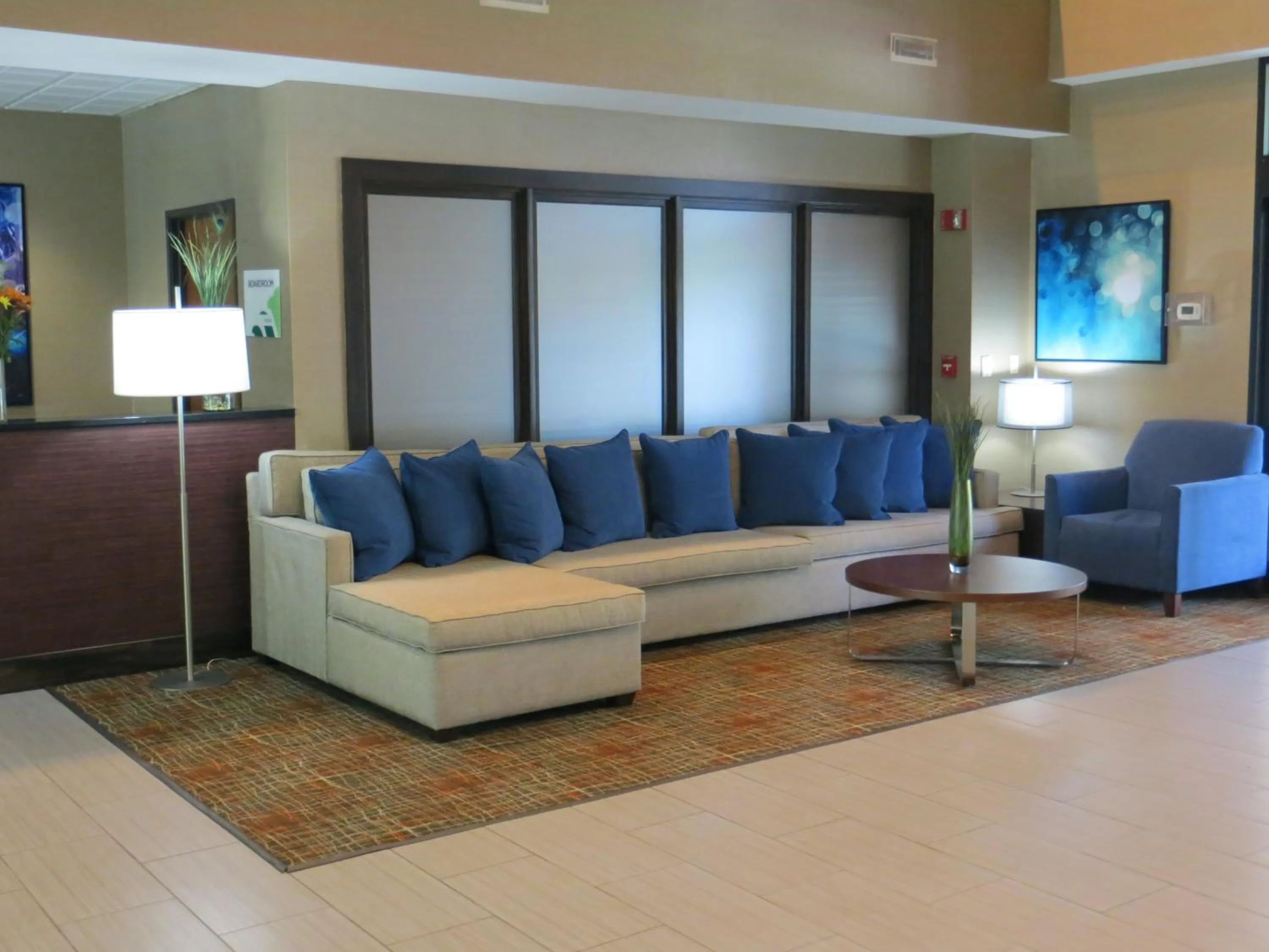 Communal lounge/ TV room in Townhome Inn & Suites by IHG