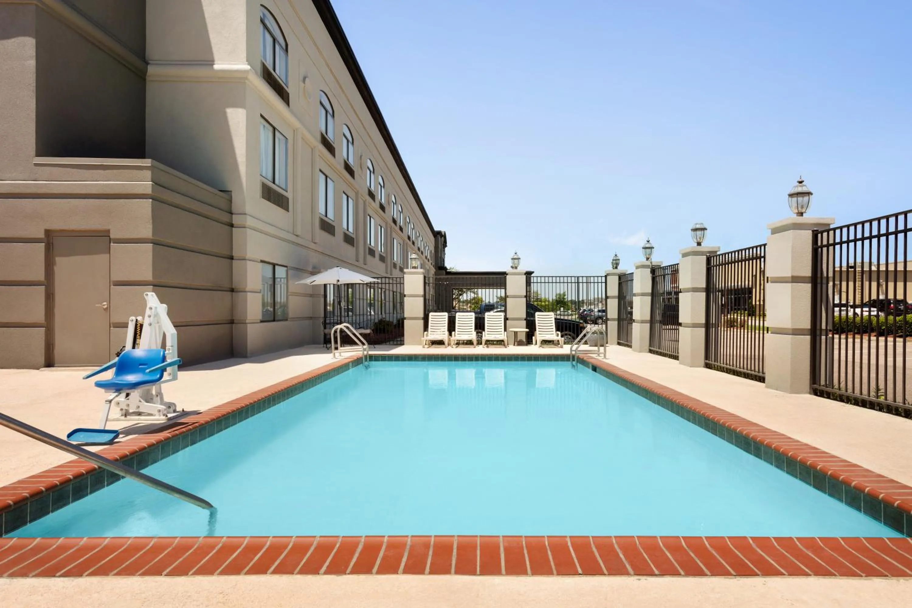 Swimming pool in Country Inn & Suites by Radisson, Wolfchase-Memphis, TN
