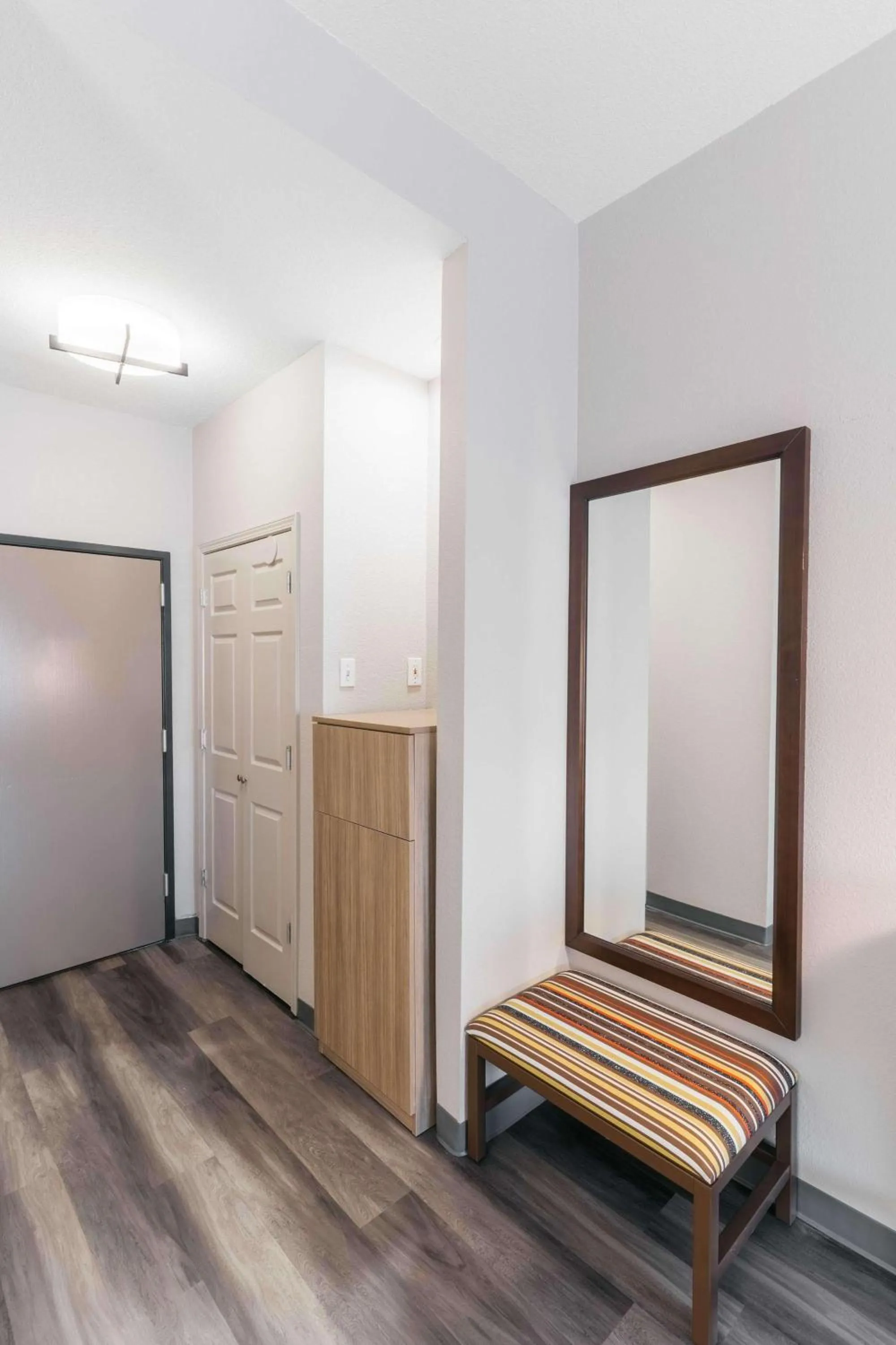 Bedroom in Country Inn & Suites by Radisson, Wolfchase-Memphis, TN