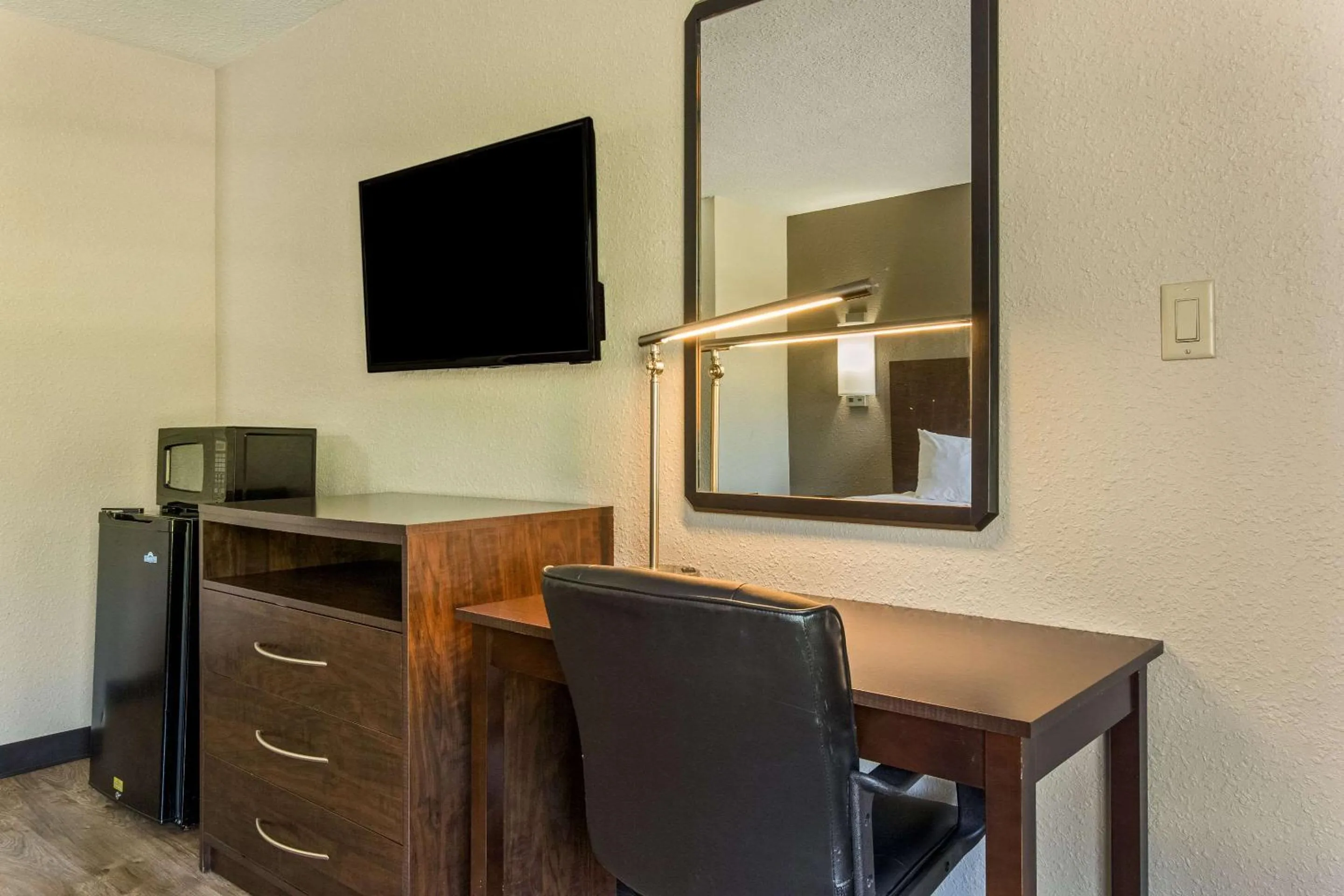 Bedroom in Econo Lodge Fort Knox