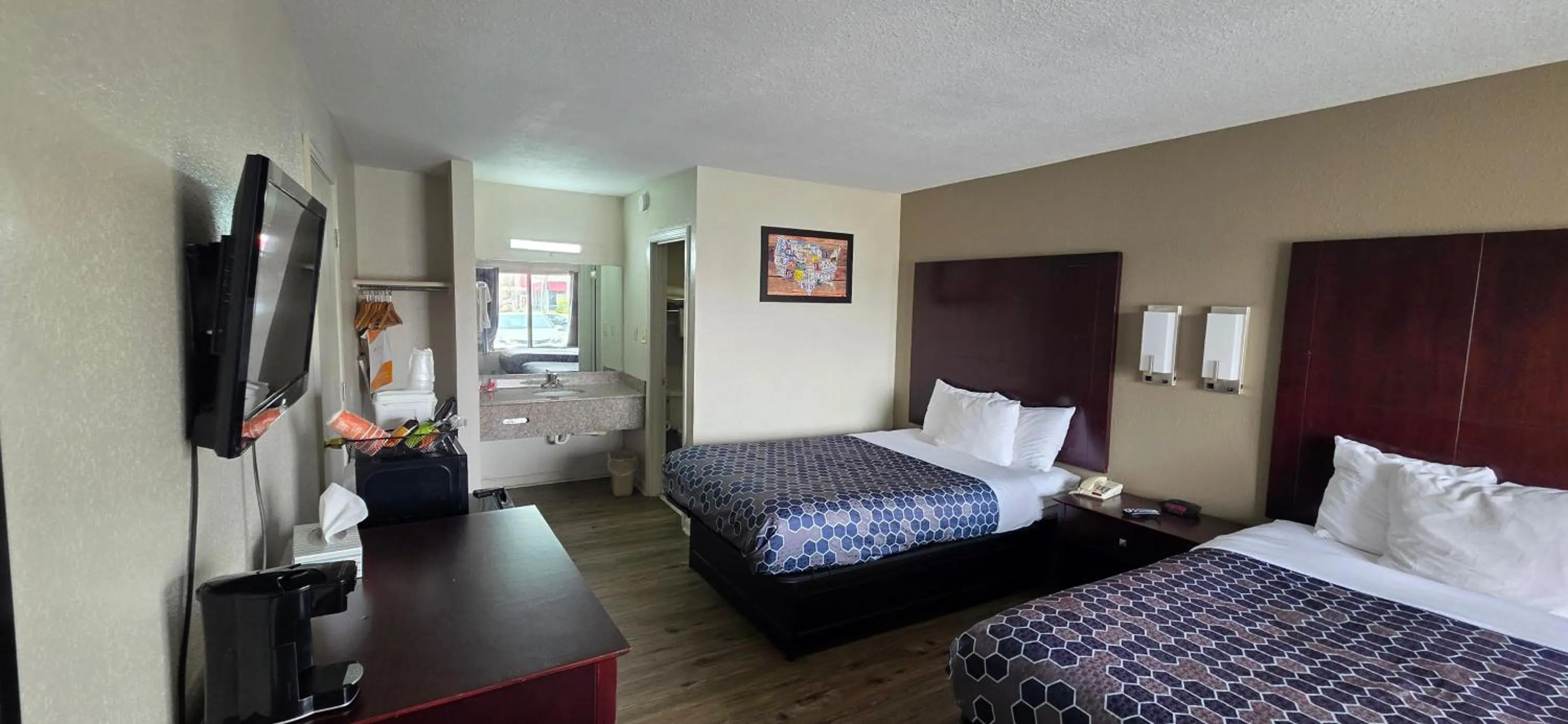 Photo of the whole room, Bed in Econo Lodge Fort Knox