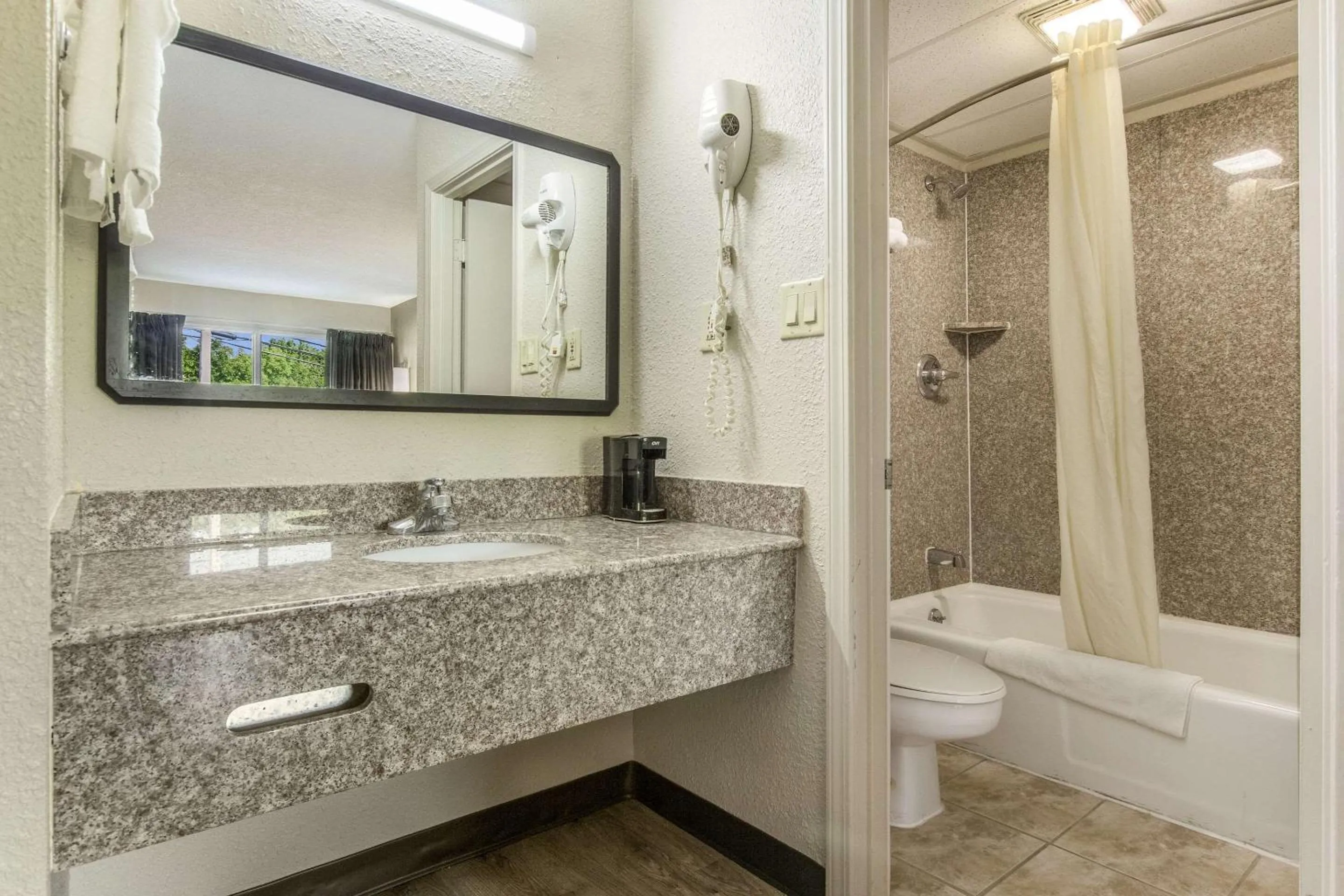 Bedroom in Econo Lodge Fort Knox