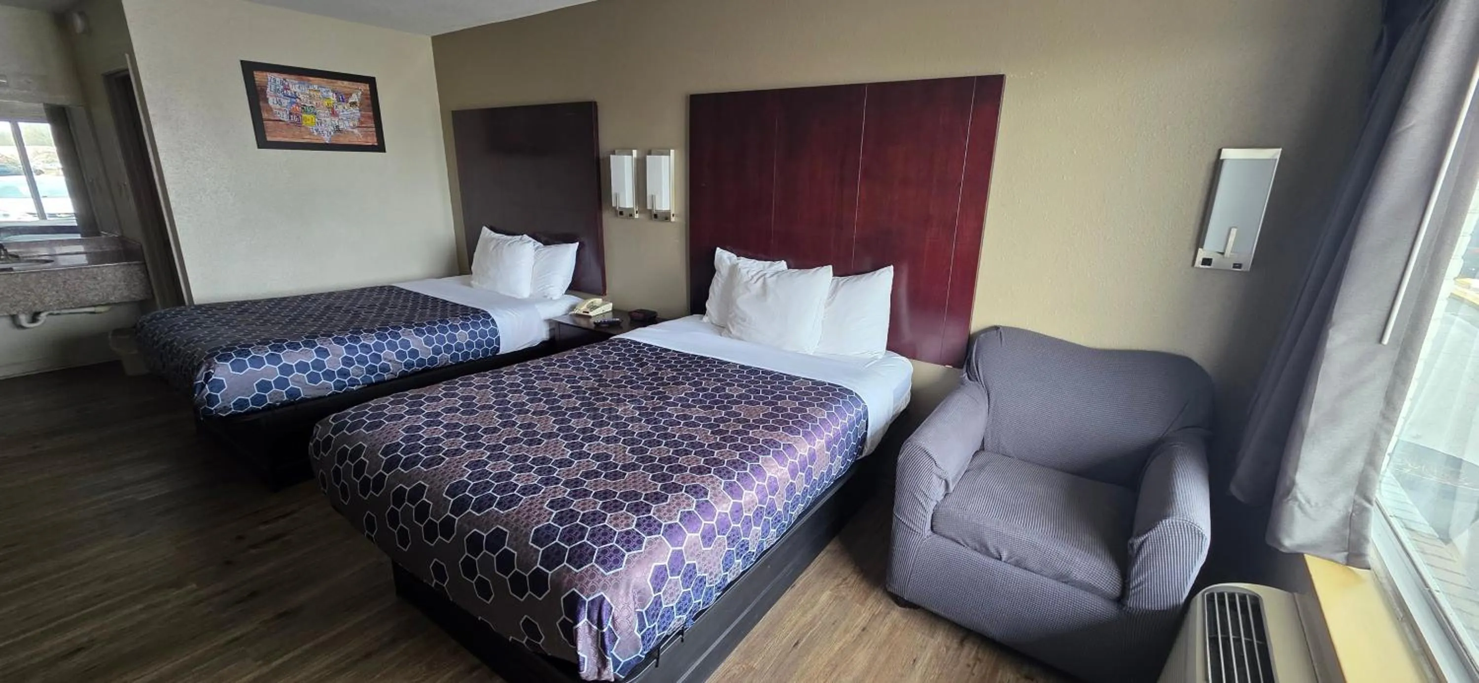 Bedroom, Bed in Econo Lodge Fort Knox