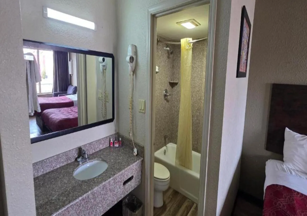 Bathroom in Econo Lodge Fort Knox