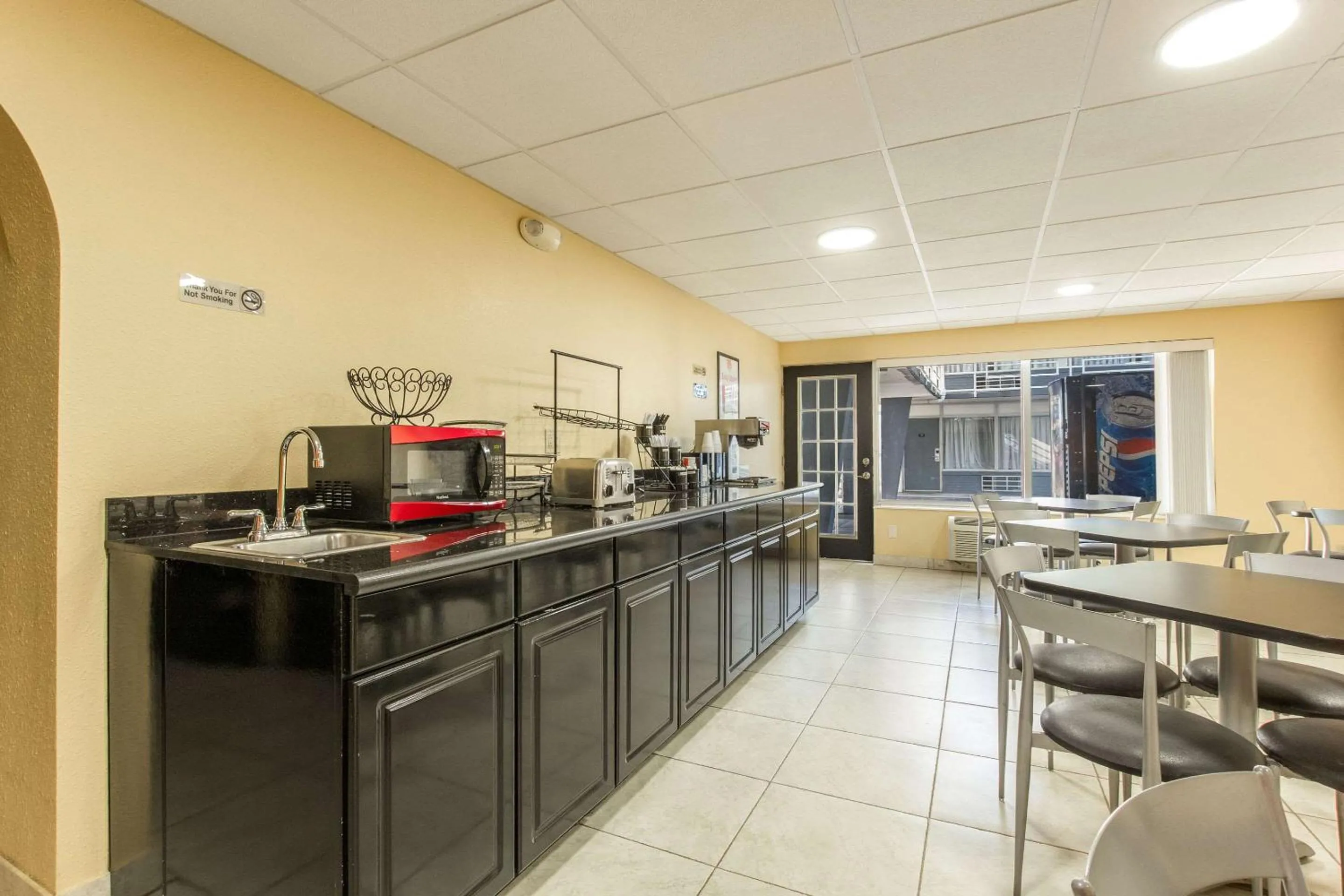 Breakfast in Econo Lodge Fort Knox