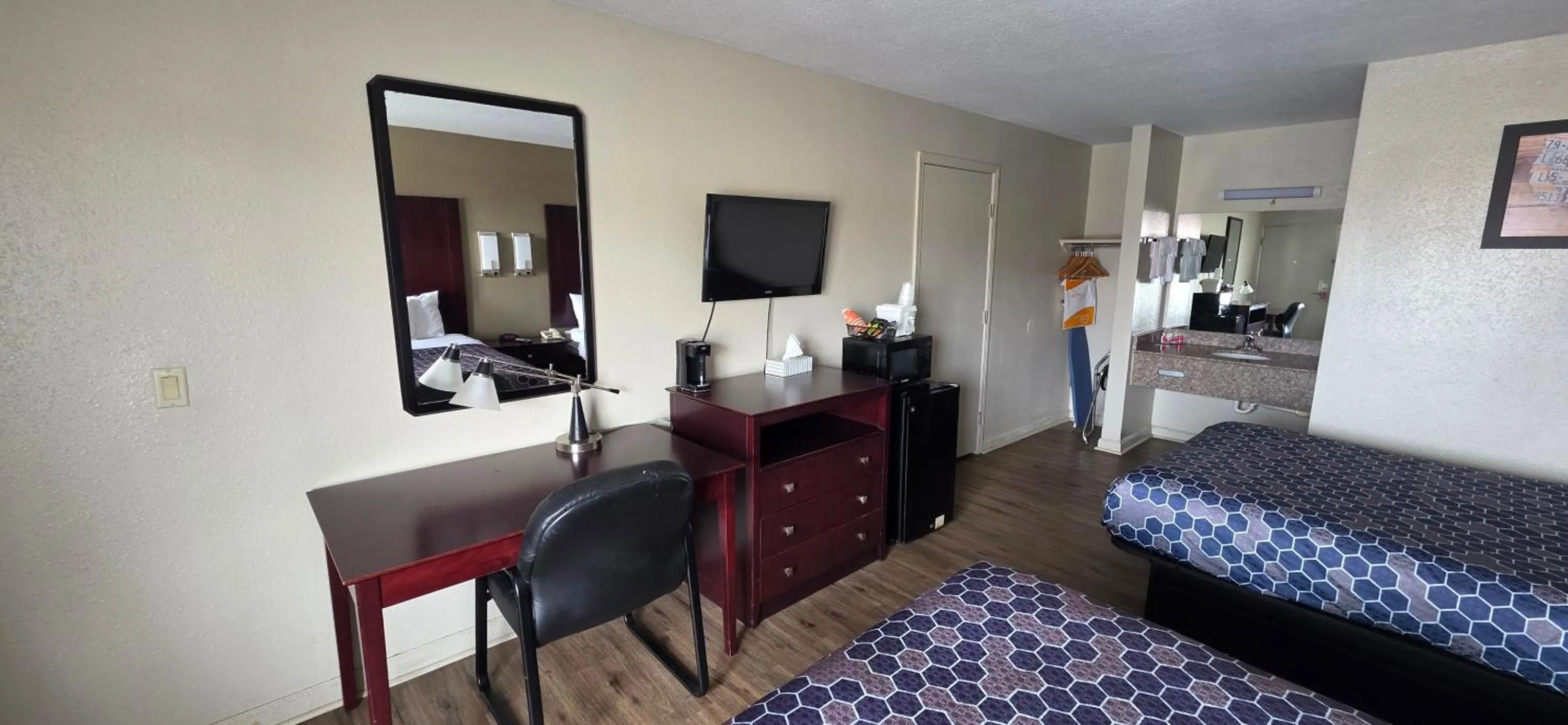 TV and multimedia, Bed in Econo Lodge Fort Knox