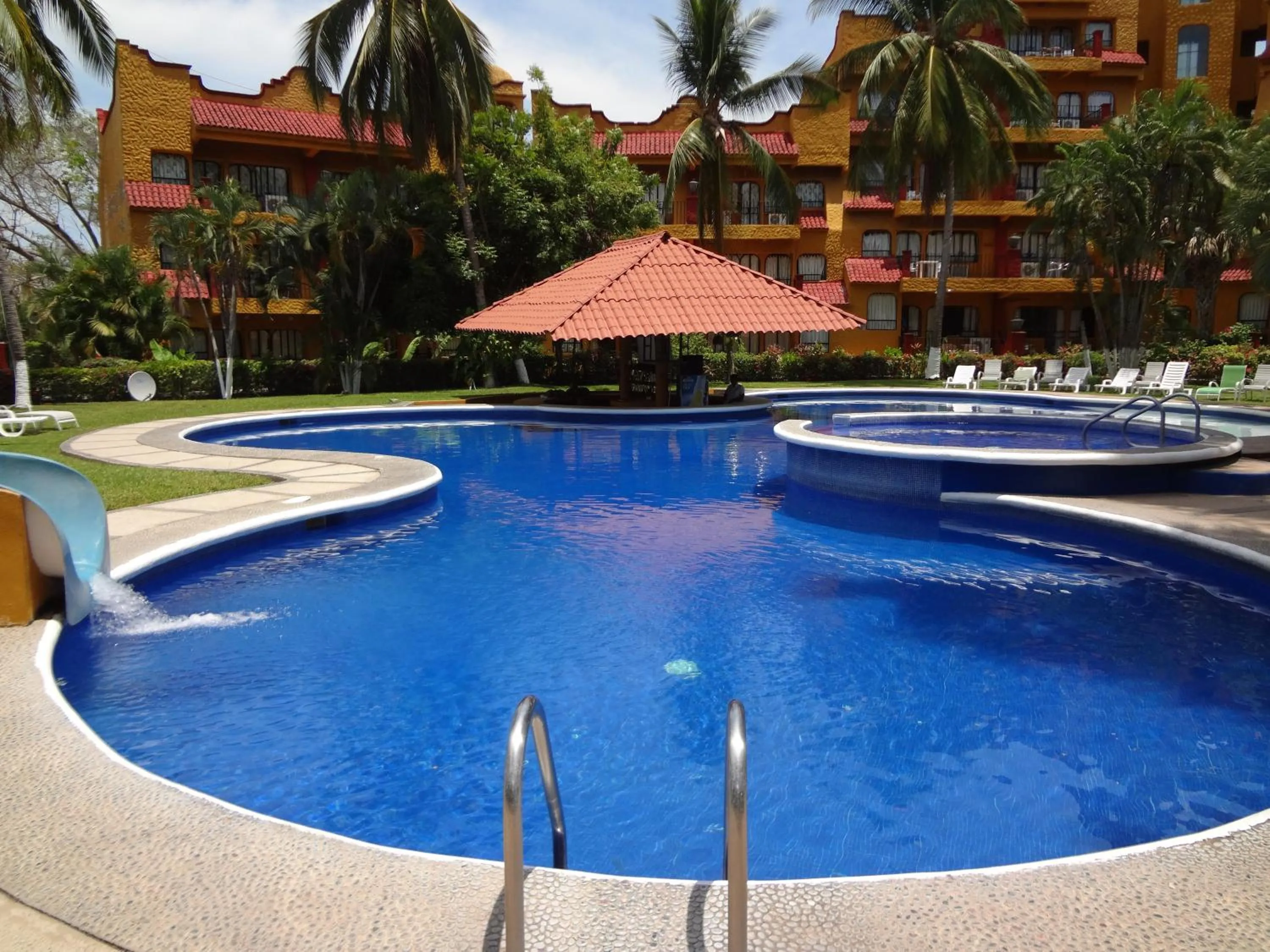 Swimming pool in Hotel Puerta Del Mar Ixtapa