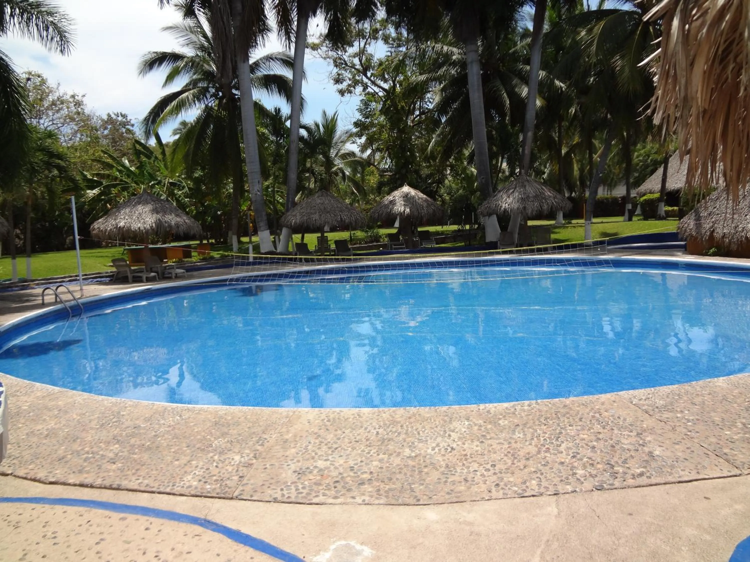 Swimming pool in Hotel Puerta Del Mar Ixtapa