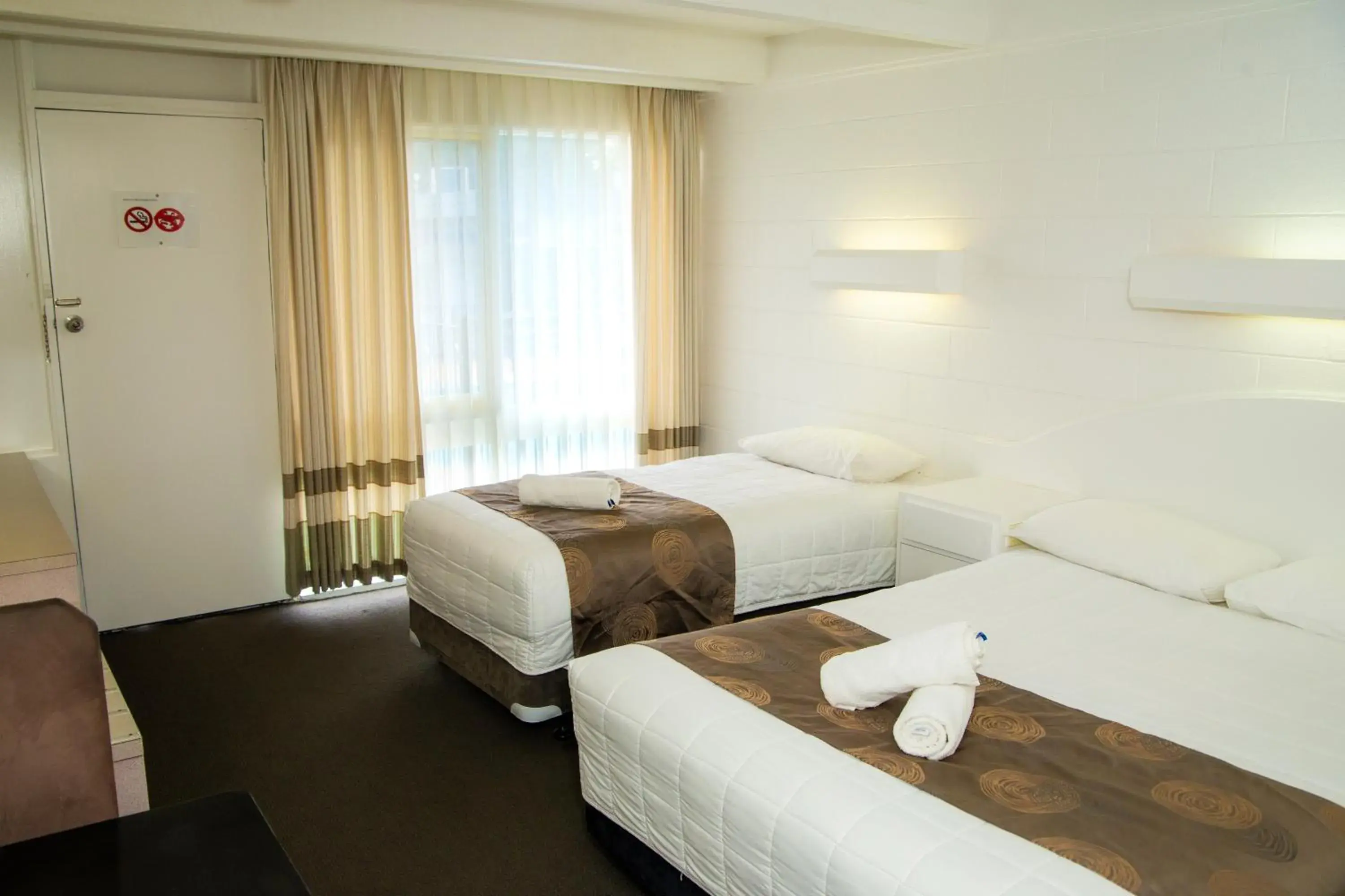 Double or Twin Room with Pool View in Ocean Views Motel Lakes Entrance Double or Twin Room with Pool View in Ocean Views Motel Lakes Entrance