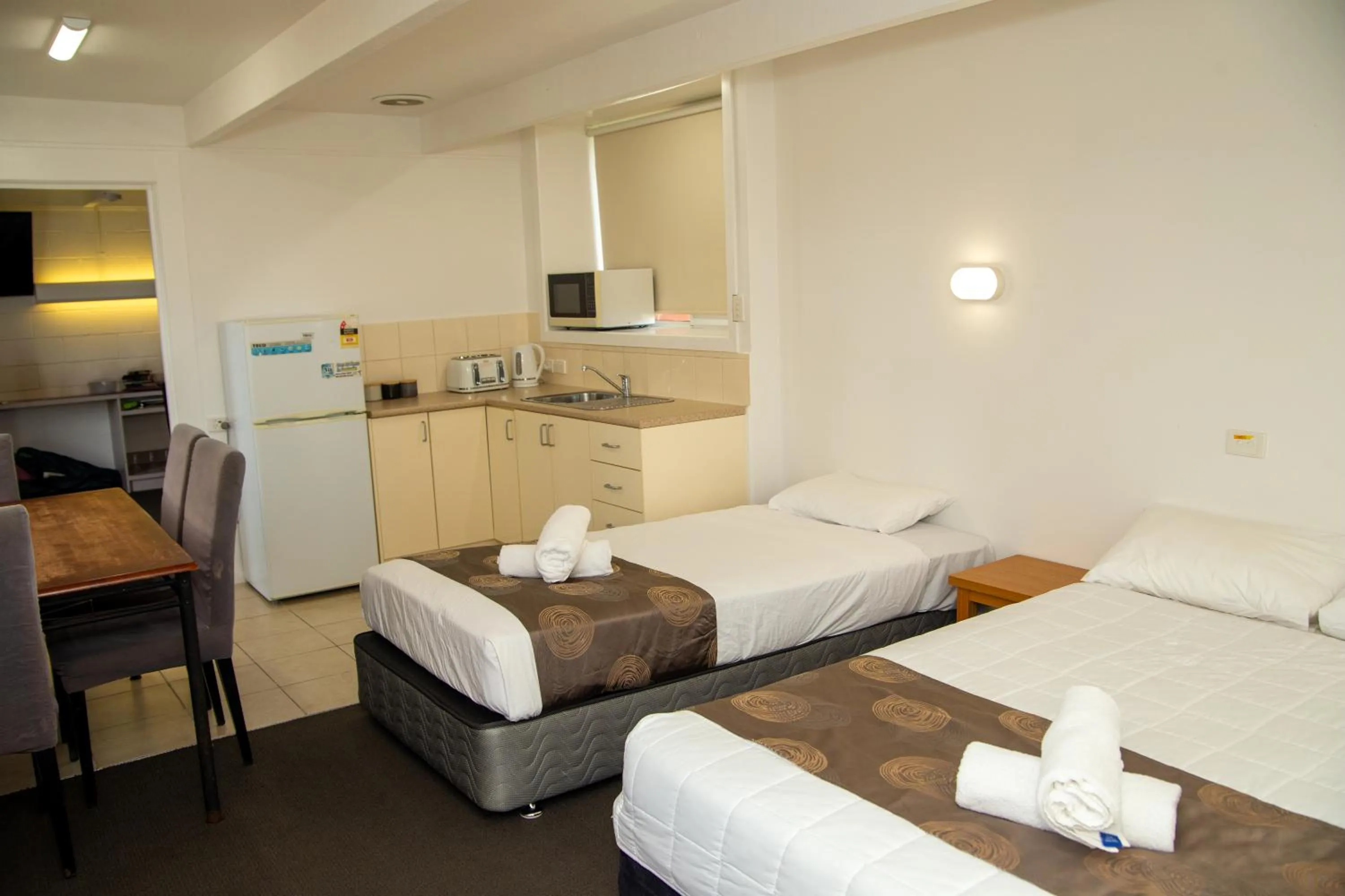 Bed in Ocean Views Motel Lakes Entrance