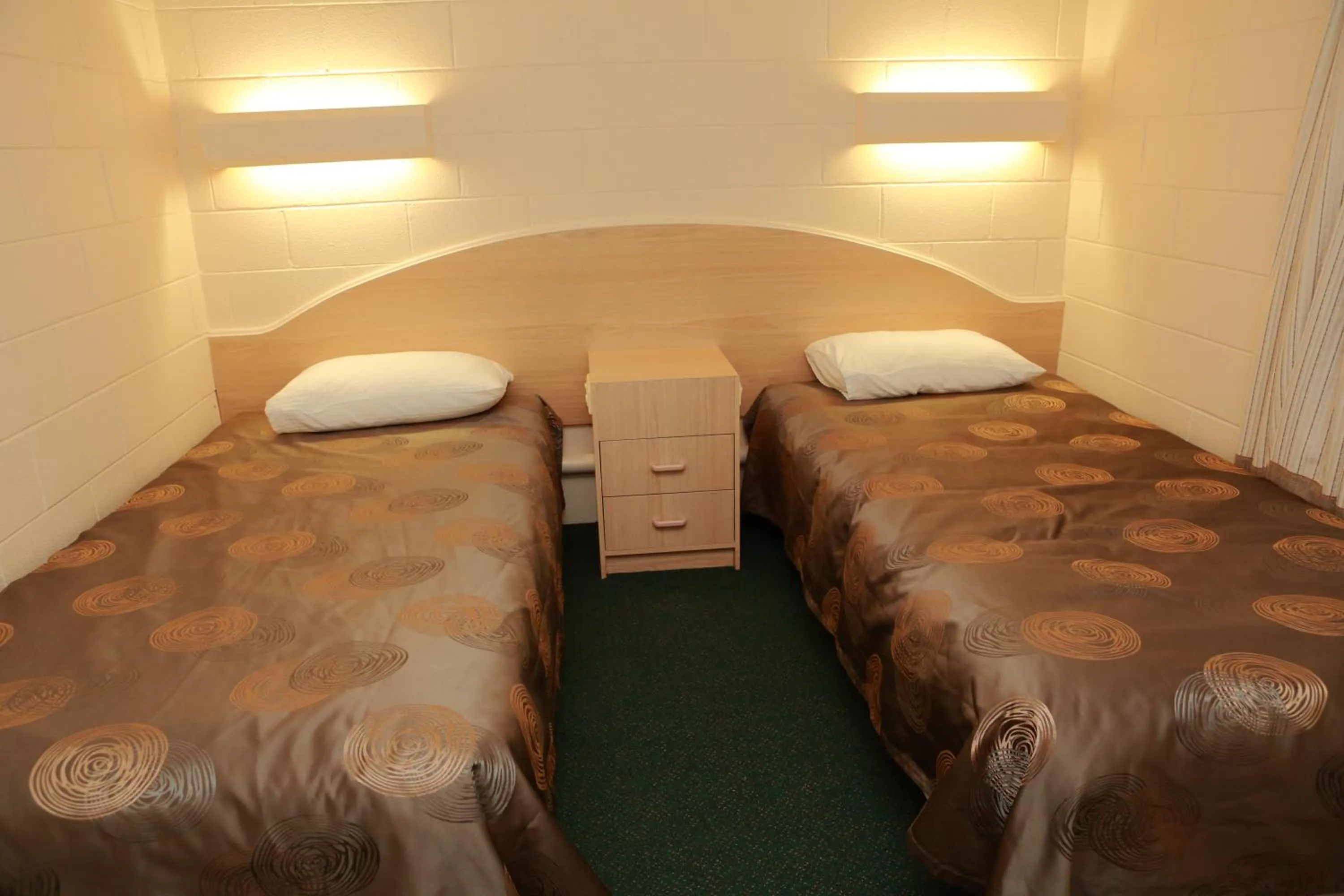 Photo of the whole room, Bed in Ocean Views Motel Lakes Entrance