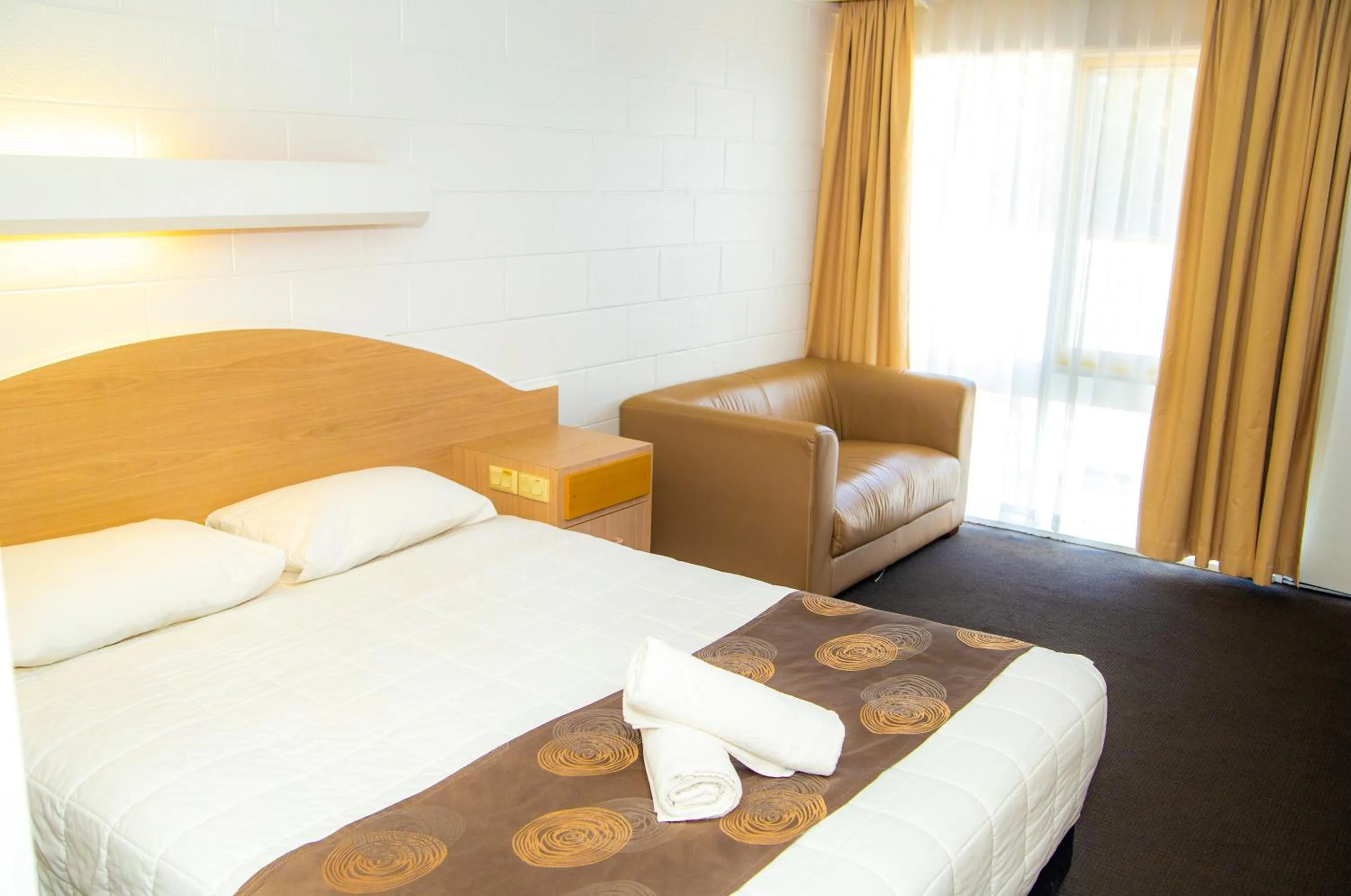 Photo of the whole room, Bed in Ocean Views Motel Lakes Entrance