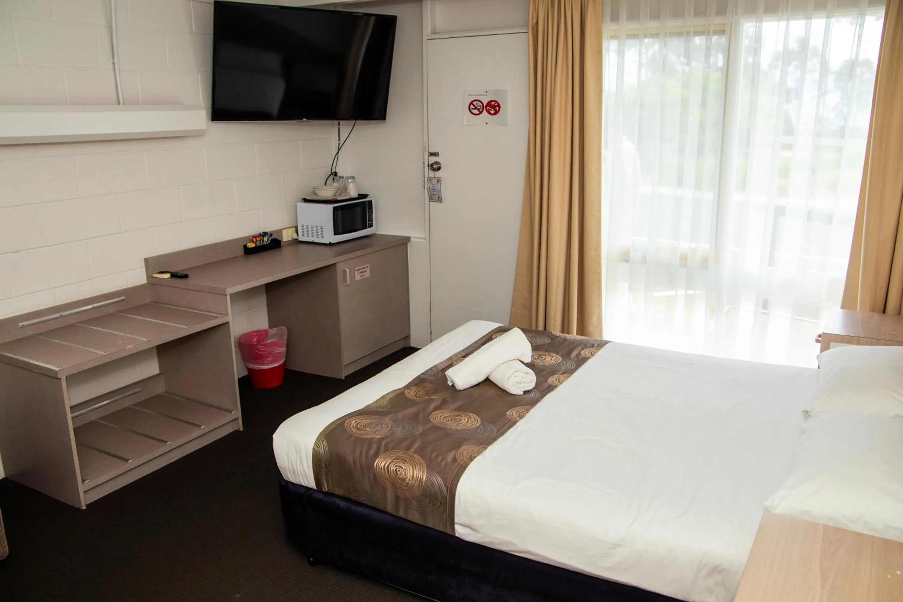 TV and multimedia, Bed in Ocean Views Motel Lakes Entrance