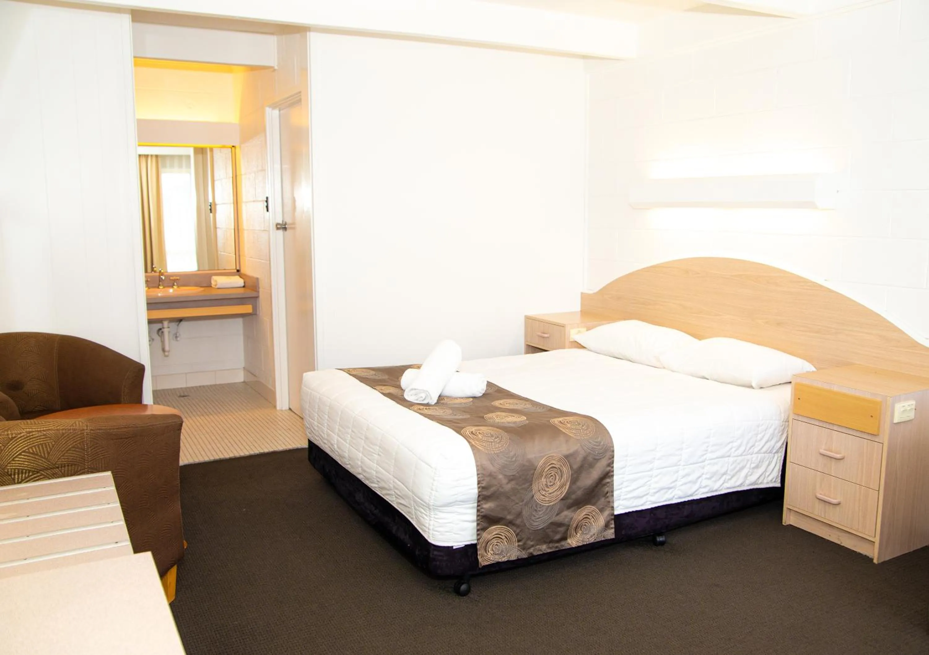 Photo of the whole room, Bed in Ocean Views Motel Lakes Entrance