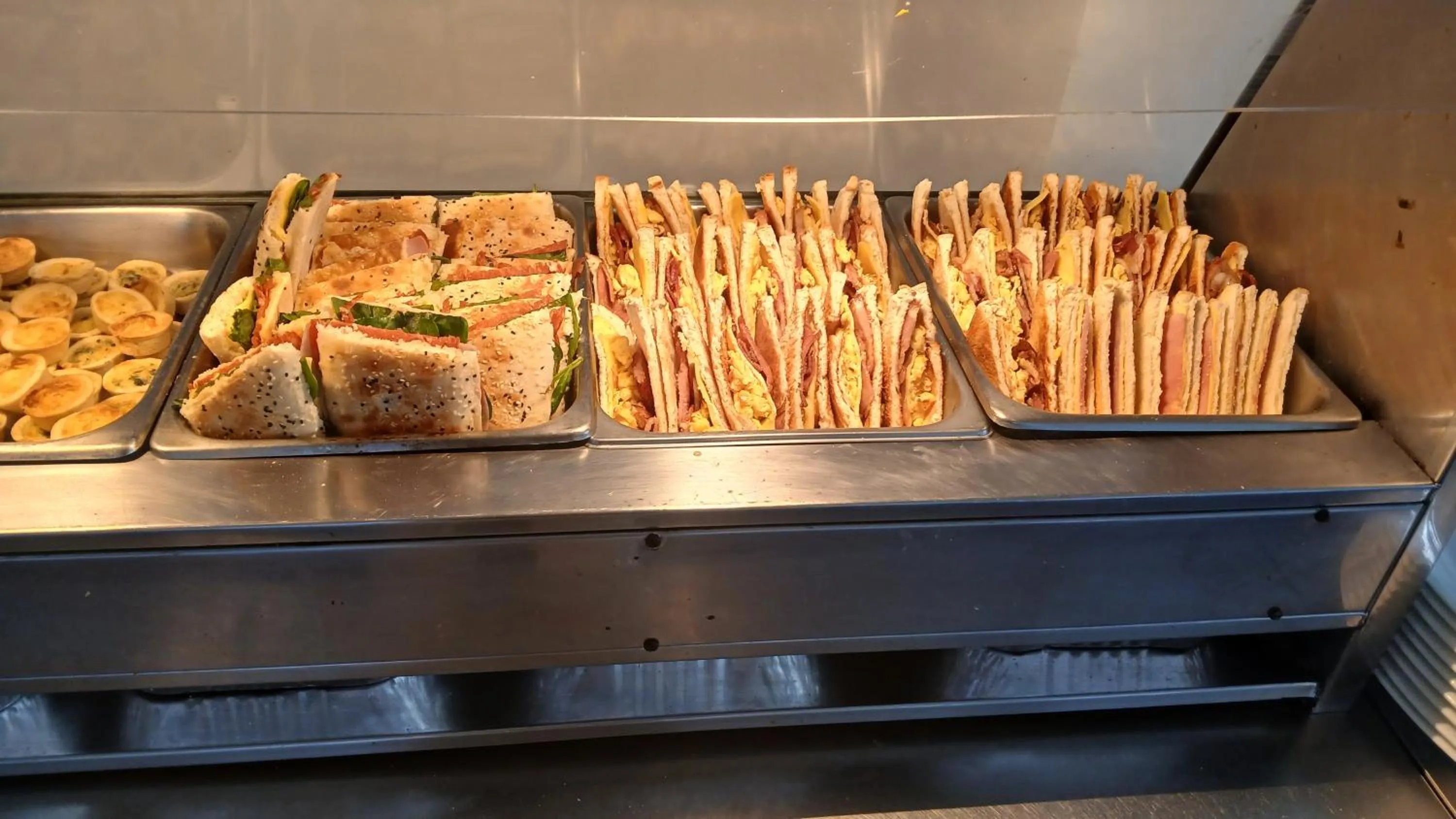 Restaurant/places to eat in Ocean Views Motel Lakes Entrance