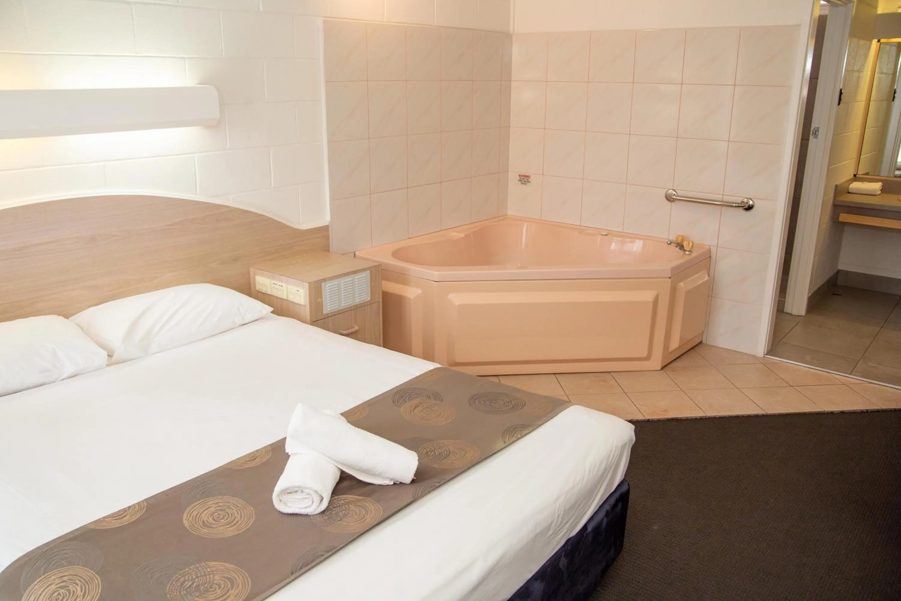 Bed in Ocean Views Motel Lakes Entrance