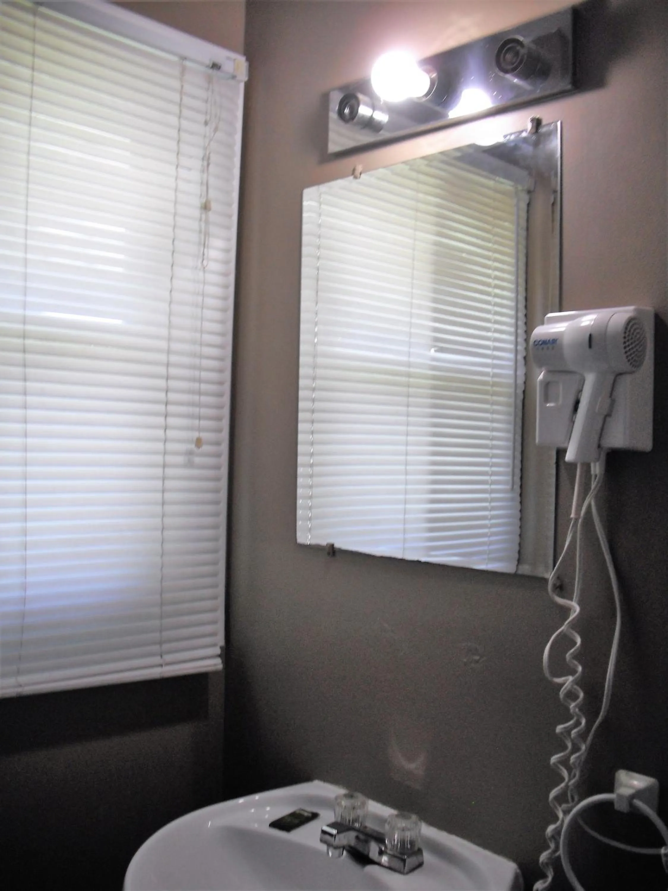 Bathroom in Eastwood Motel