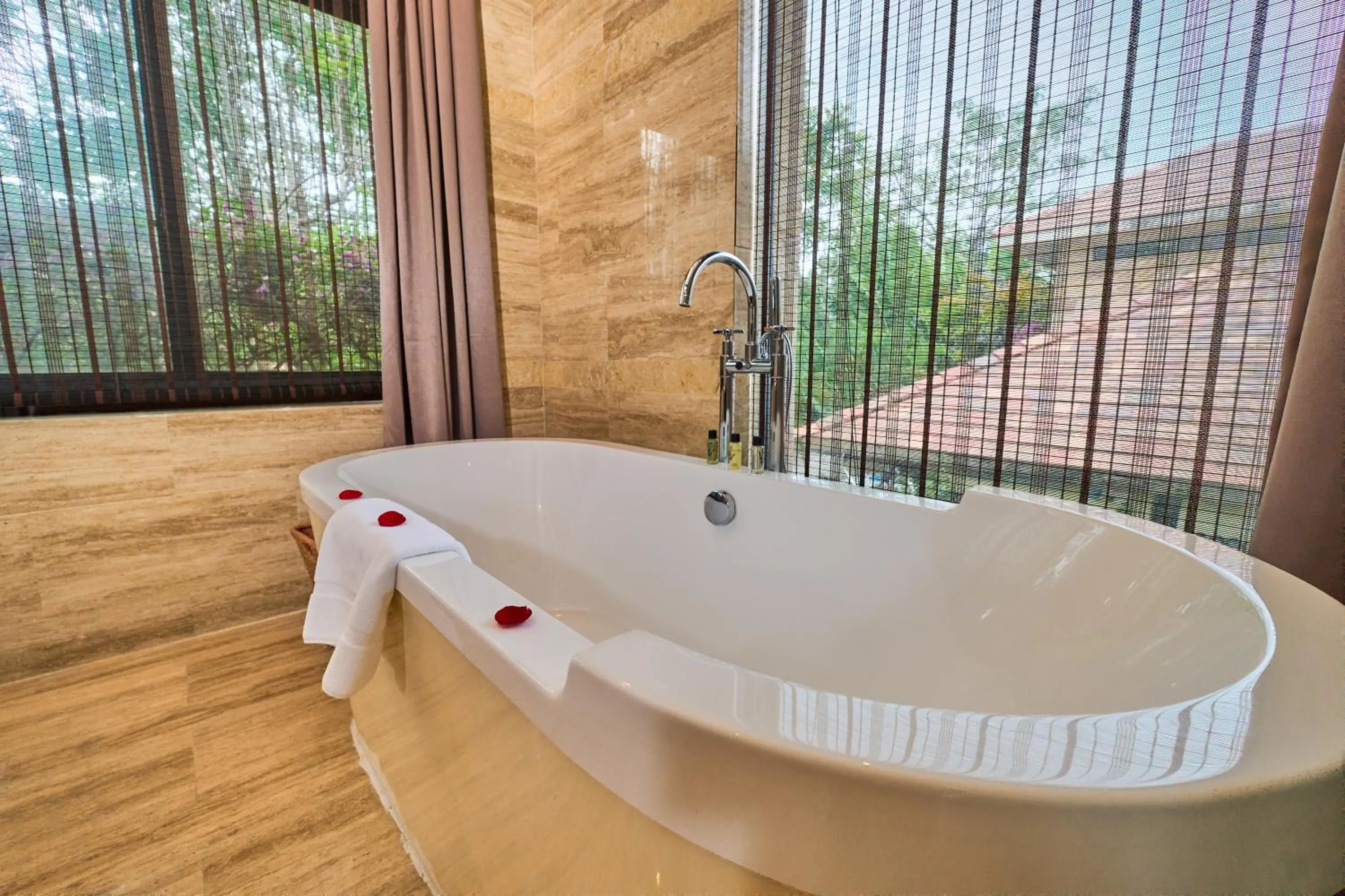 Hot Tub in Grand Metropark Villa Resort Sanya Yalong Bay