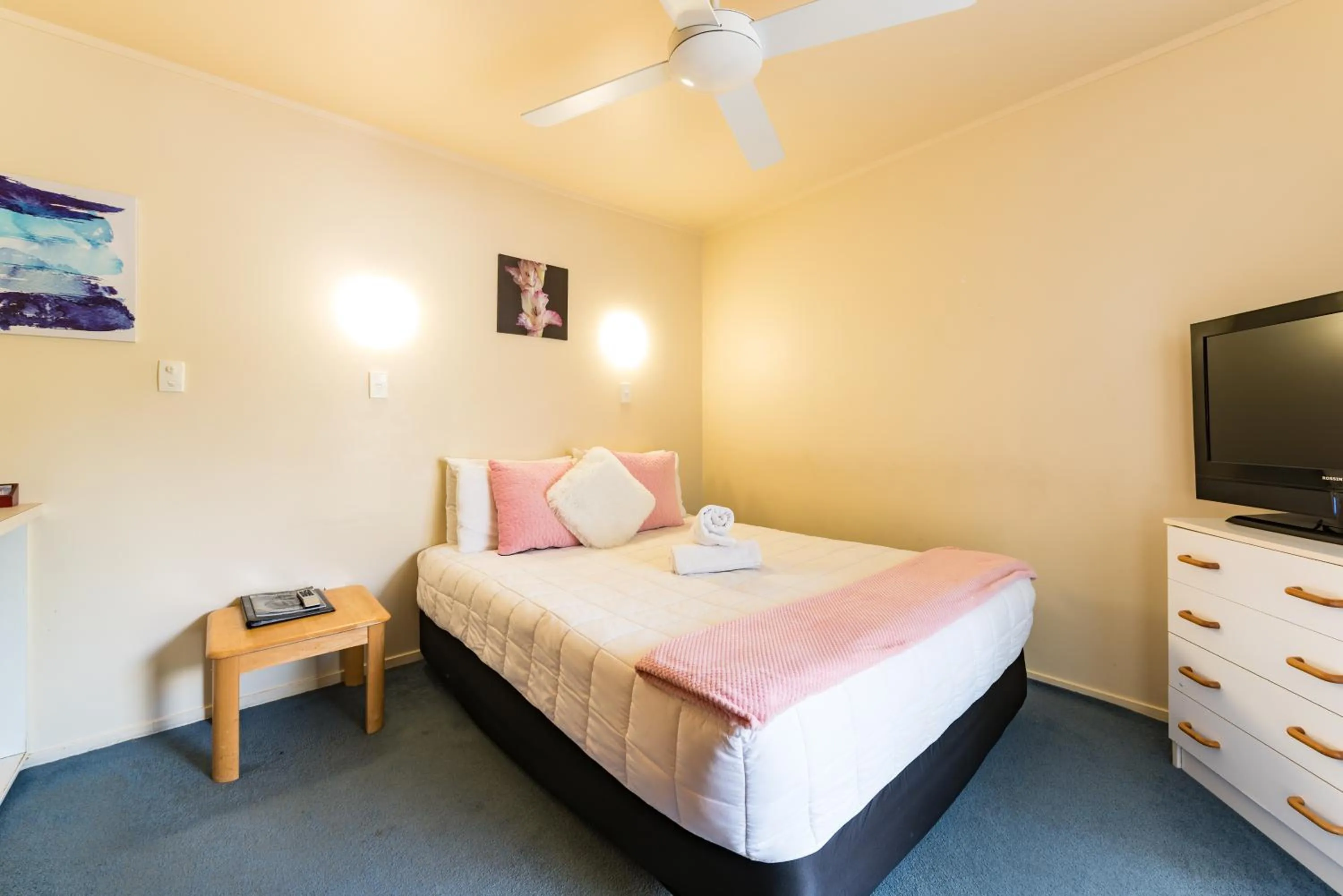 Photo of the whole room, Bed in Dolphin Motel