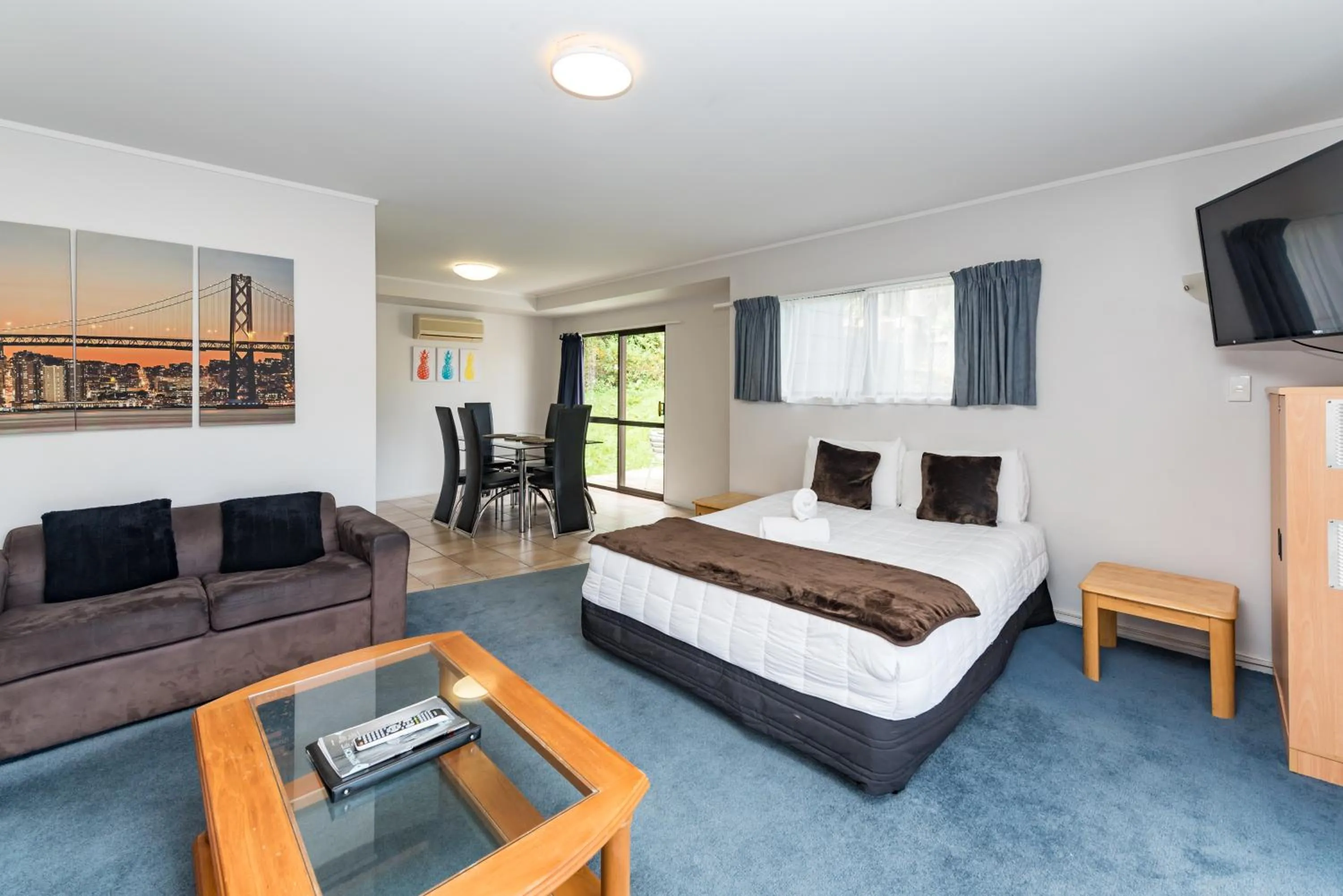 Living room, Bed in Dolphin Motel