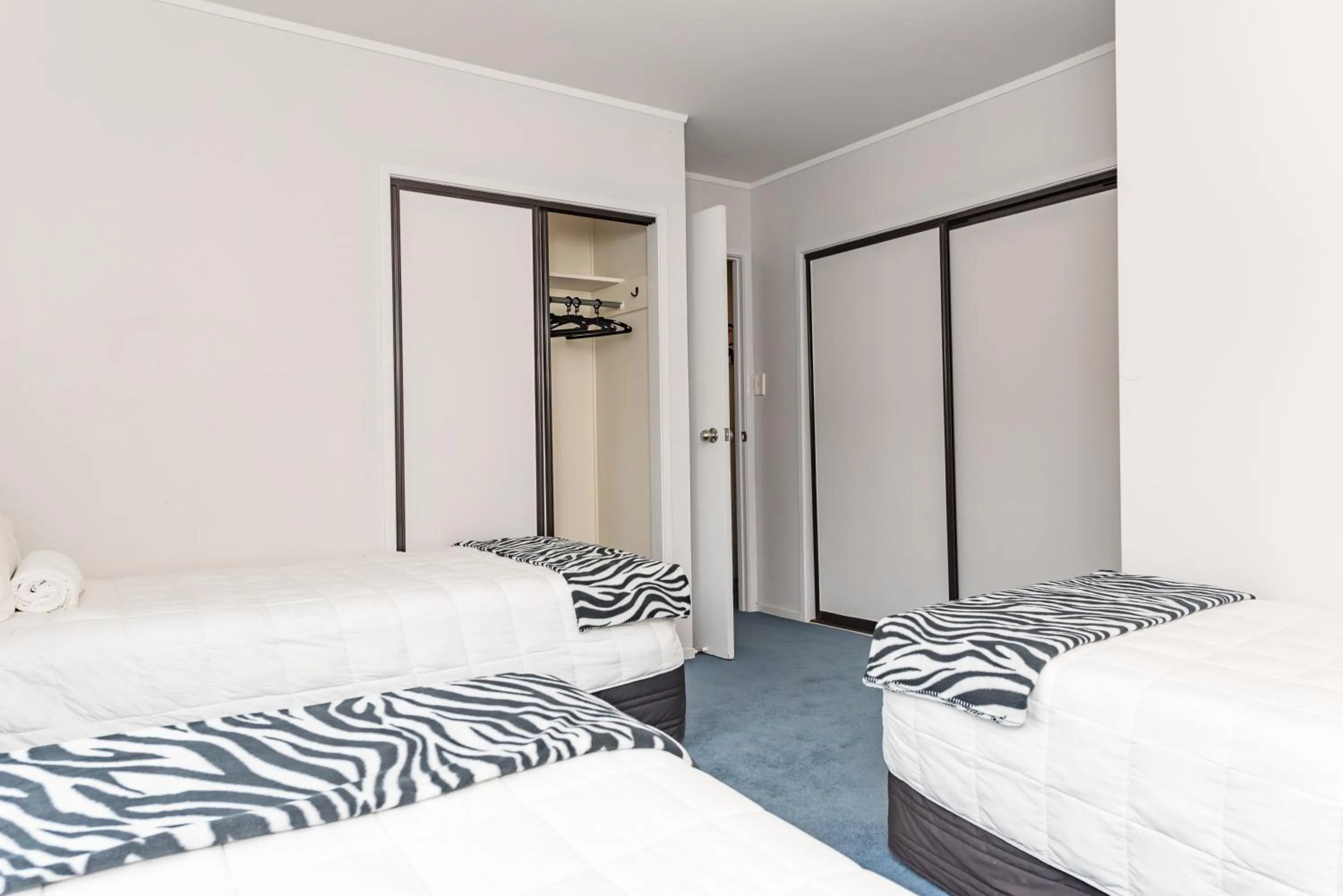 Bedroom, Bed in Dolphin Motel