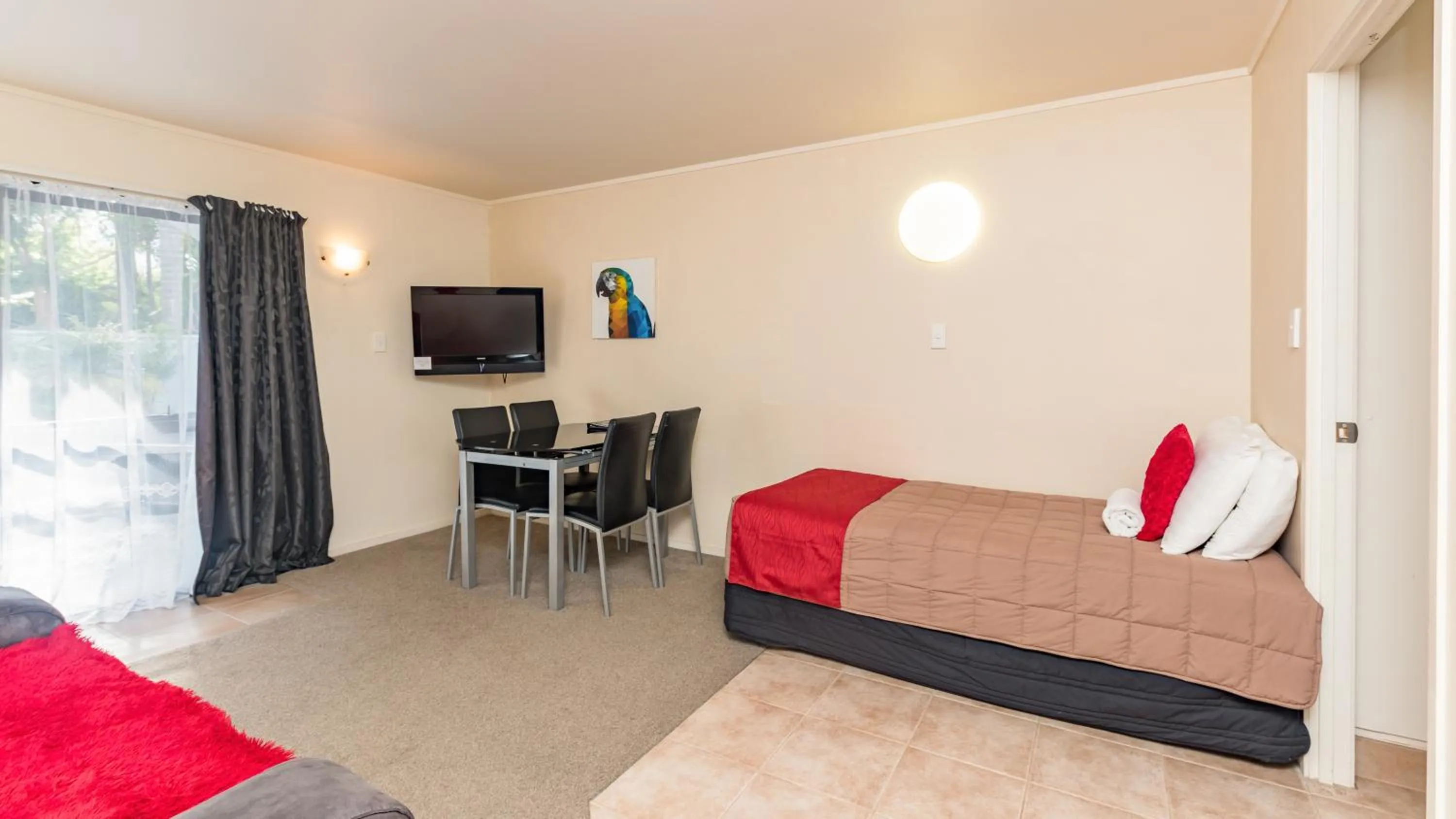 Living room, Bed in Dolphin Motel