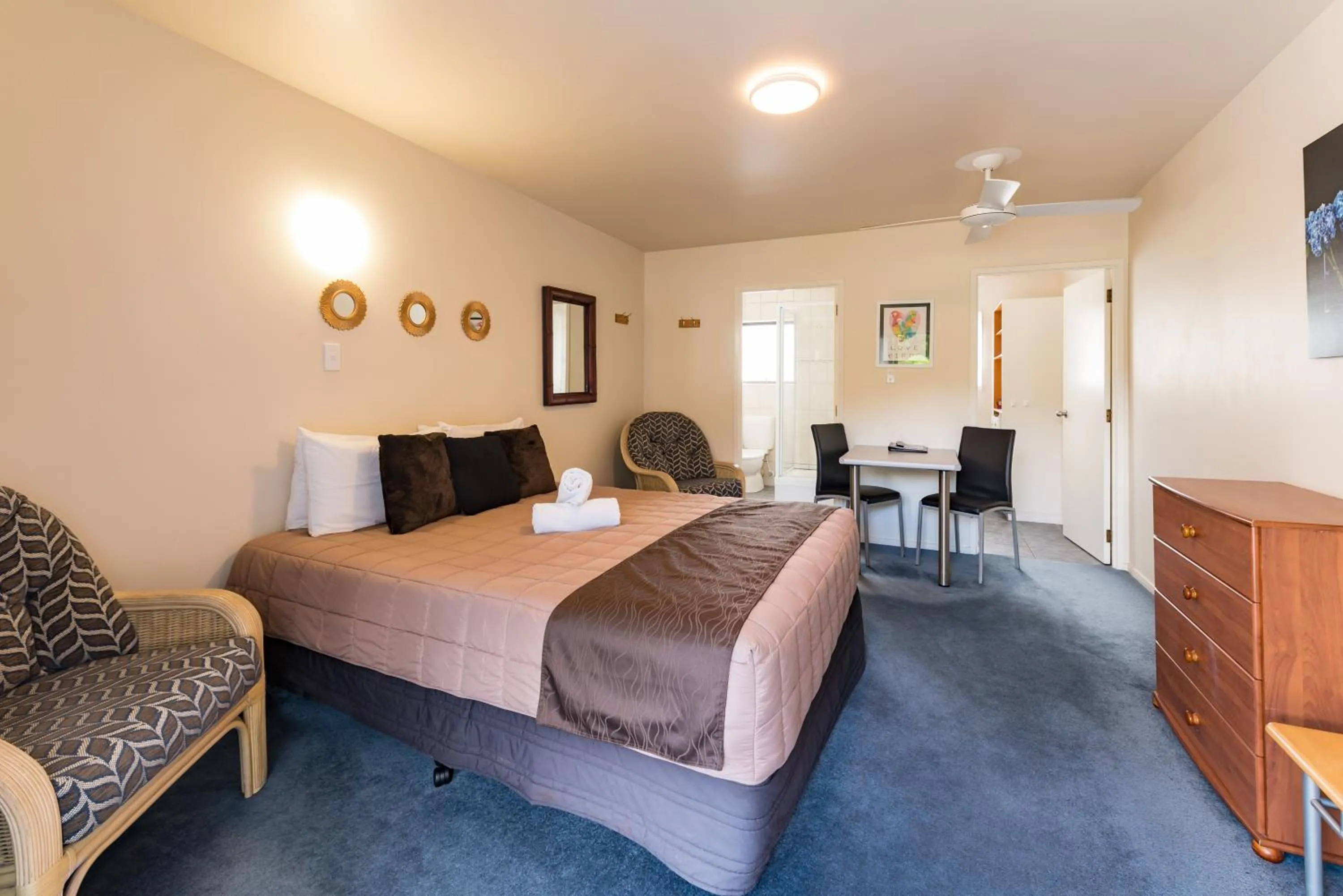 Photo of the whole room, Bed in Dolphin Motel