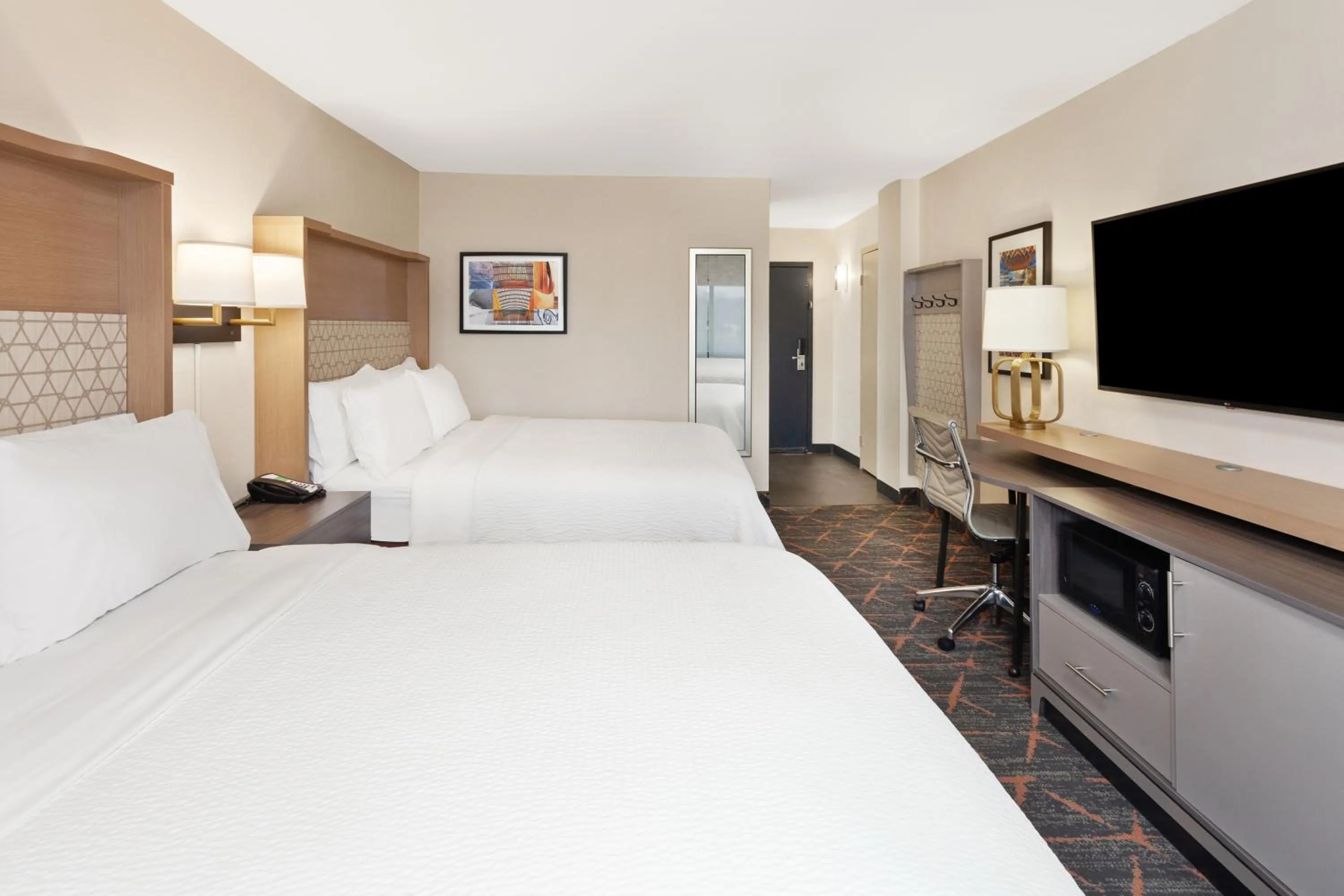 Bed in Holiday Inn Chicago/Oak Brook by IHG