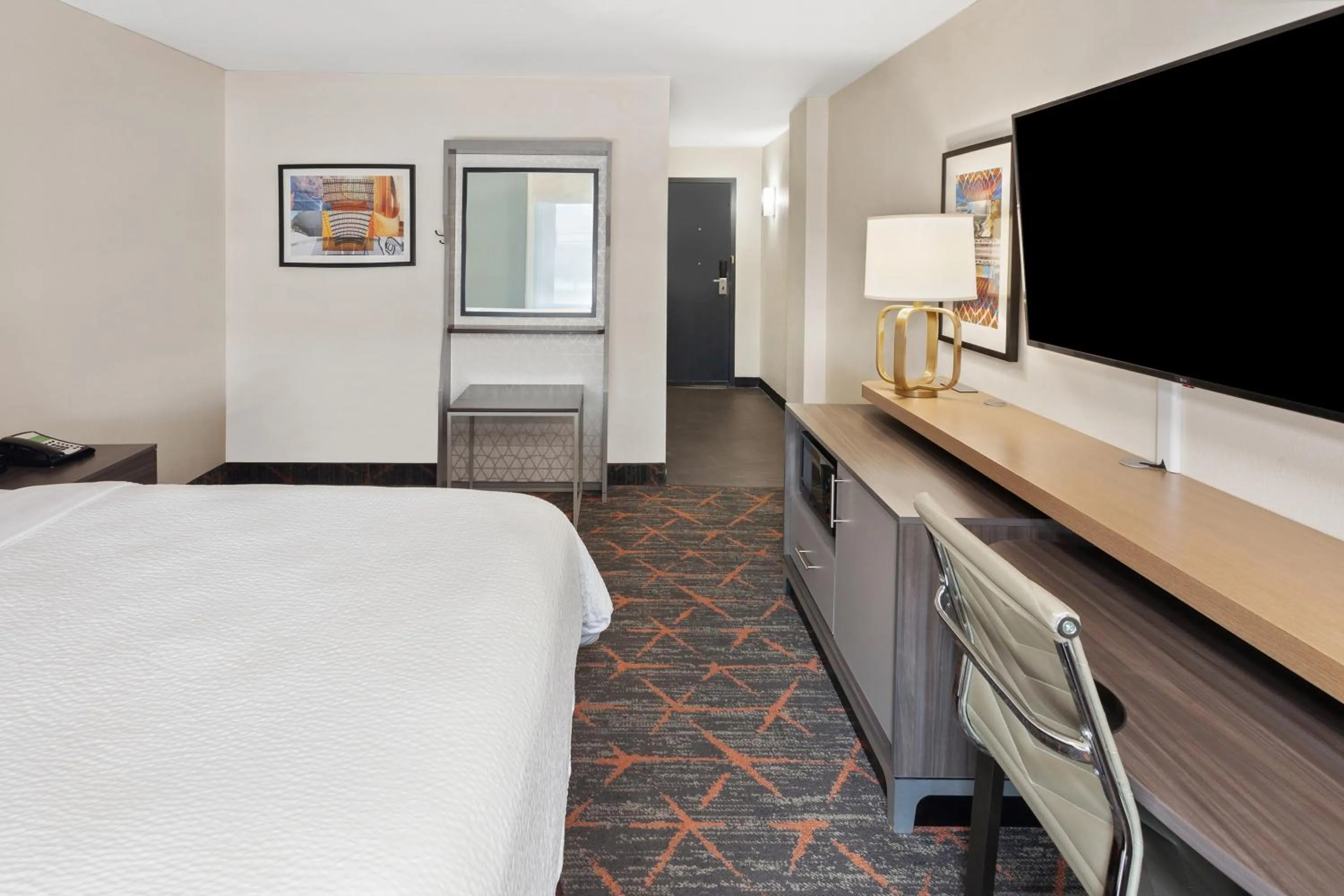 Bed in Holiday Inn Chicago/Oak Brook by IHG