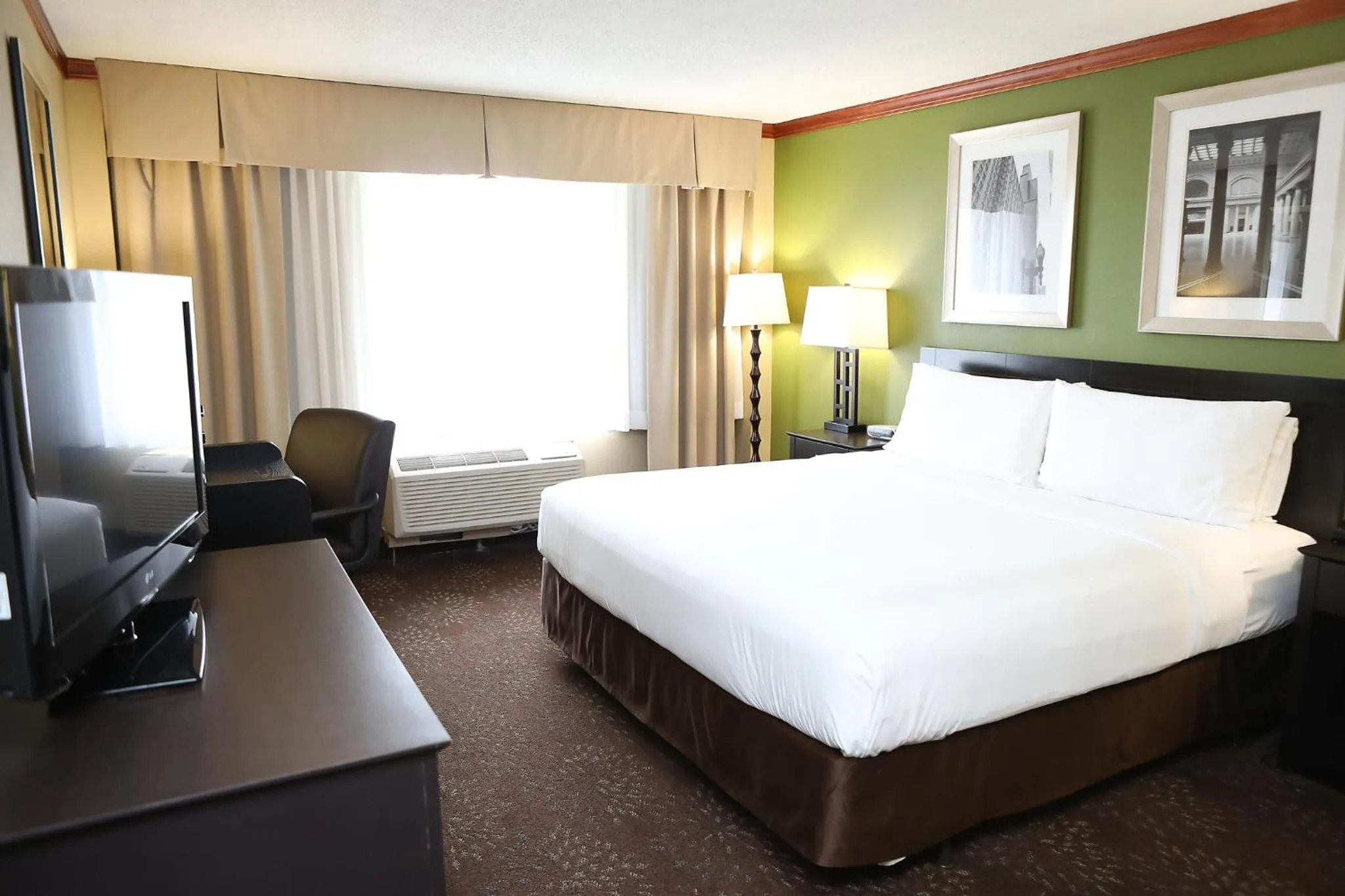 Photo of the whole room, Bed in Holiday Inn Chicago/Oak Brook by IHG