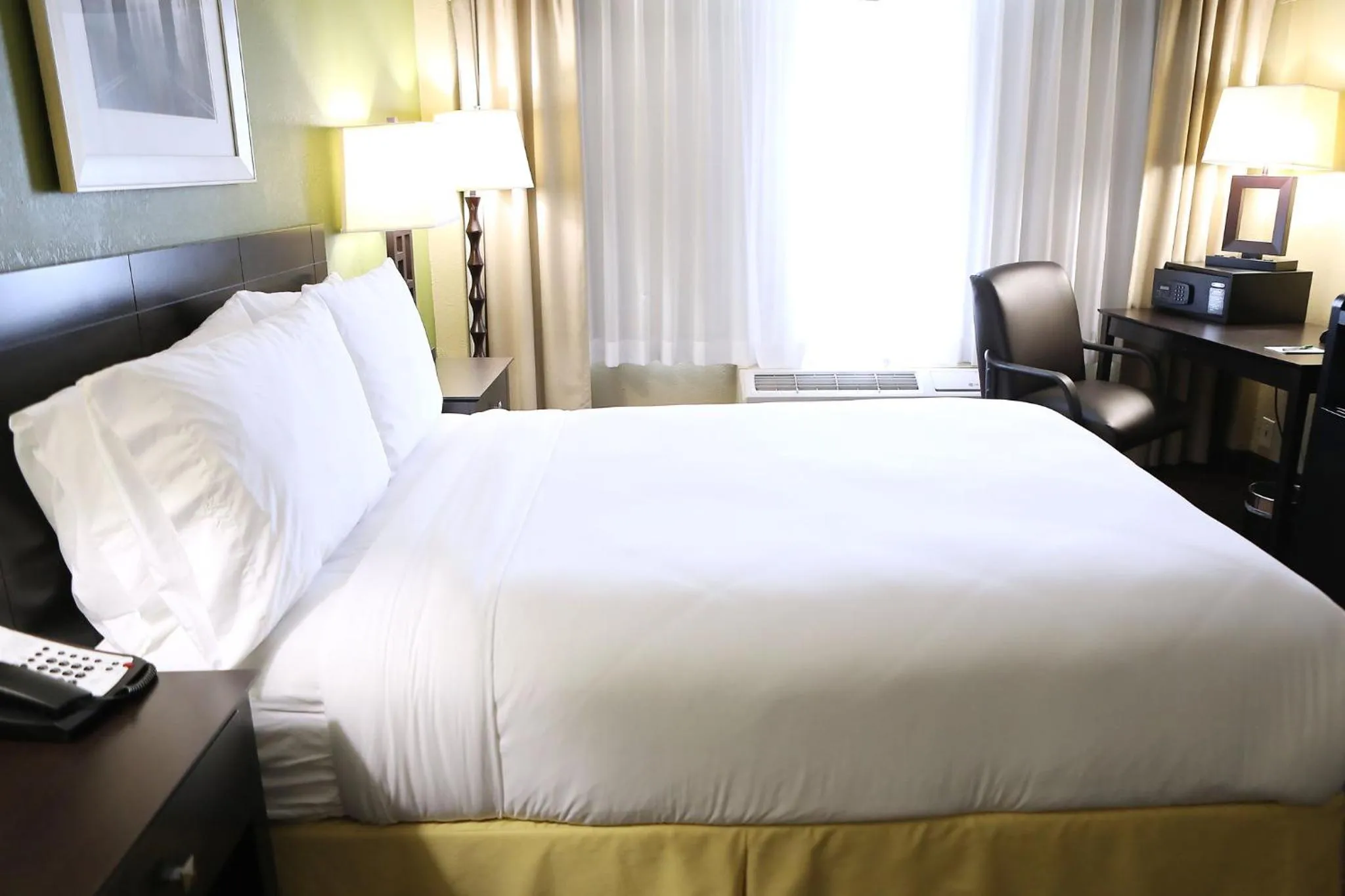 Photo of the whole room, Bed in Holiday Inn Chicago/Oak Brook by IHG