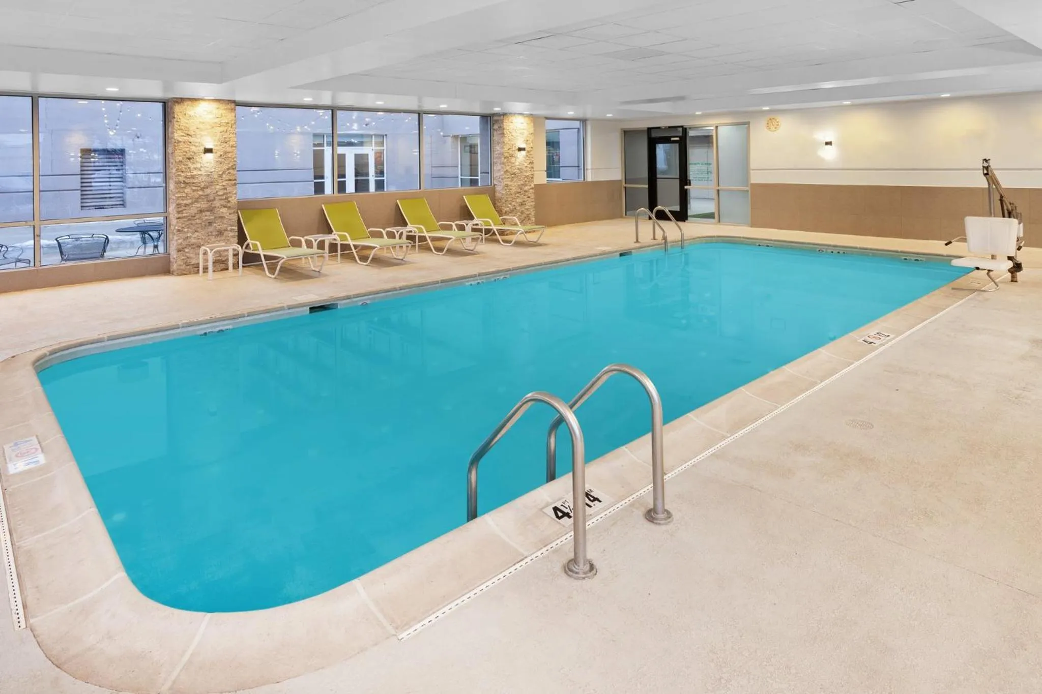 Swimming pool in Holiday Inn Chicago/Oak Brook by IHG