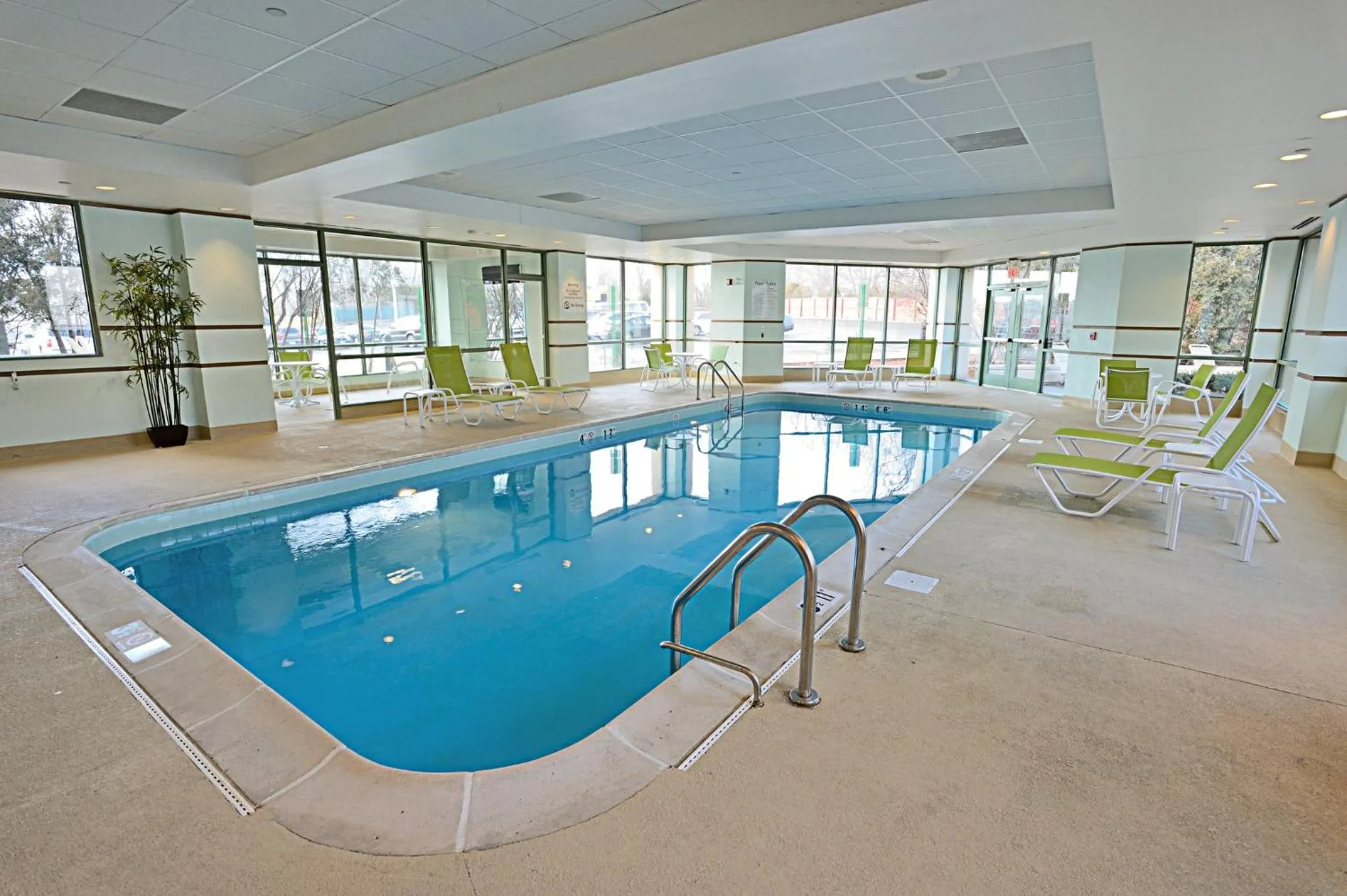 Swimming pool in Holiday Inn Chicago/Oak Brook by IHG