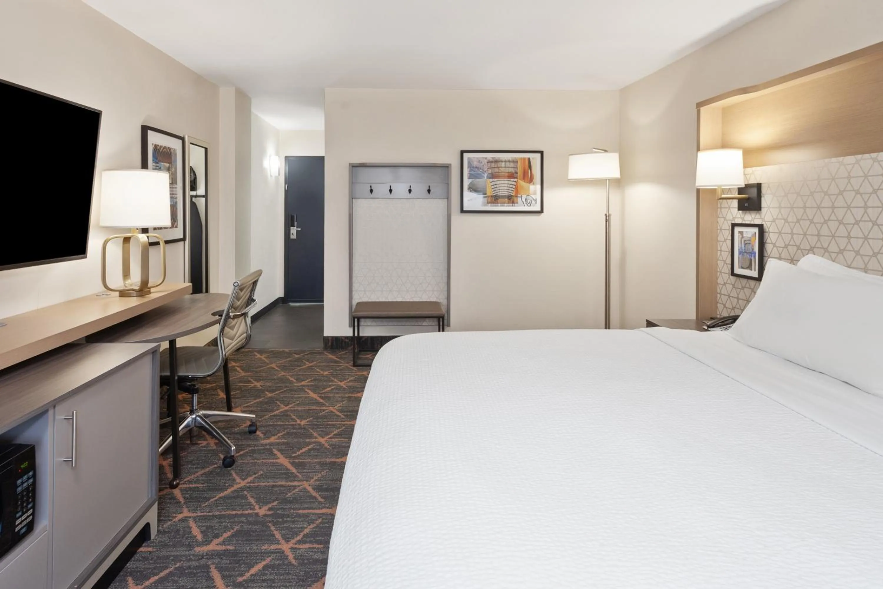 Bed in Holiday Inn Chicago/Oak Brook by IHG