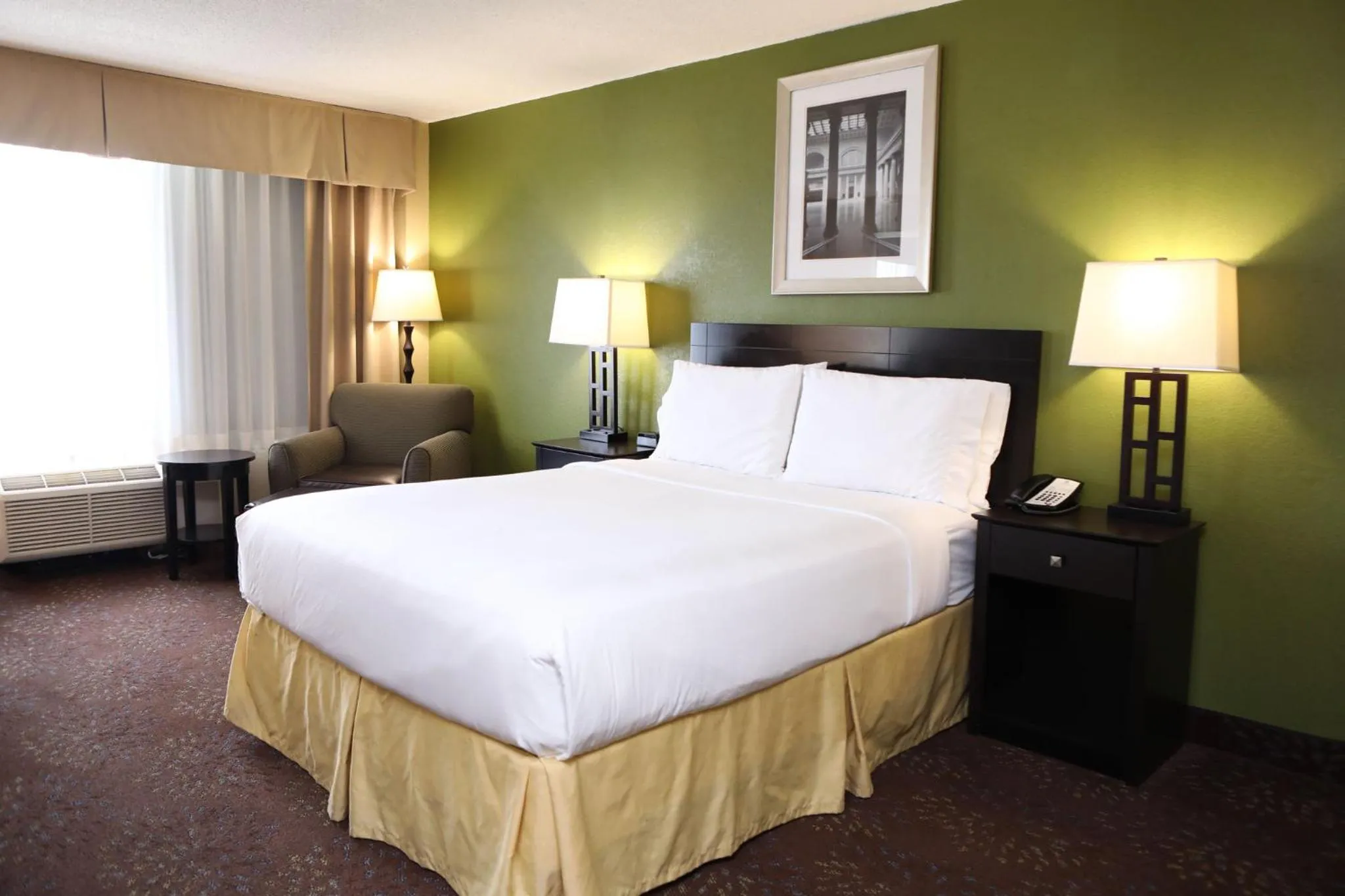 Photo of the whole room, Bed in Holiday Inn Chicago/Oak Brook by IHG