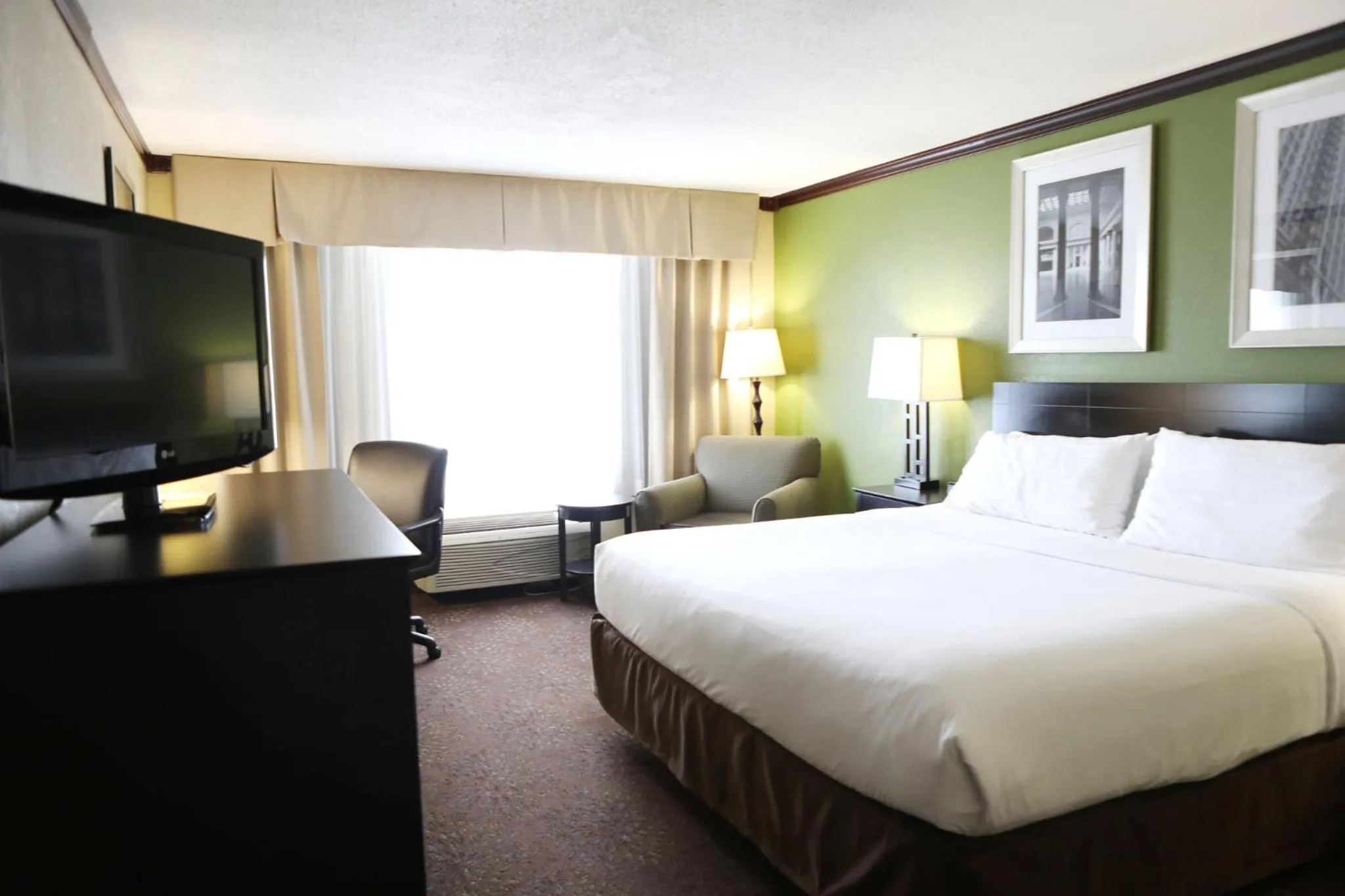 Photo of the whole room, Bed in Holiday Inn Chicago/Oak Brook by IHG