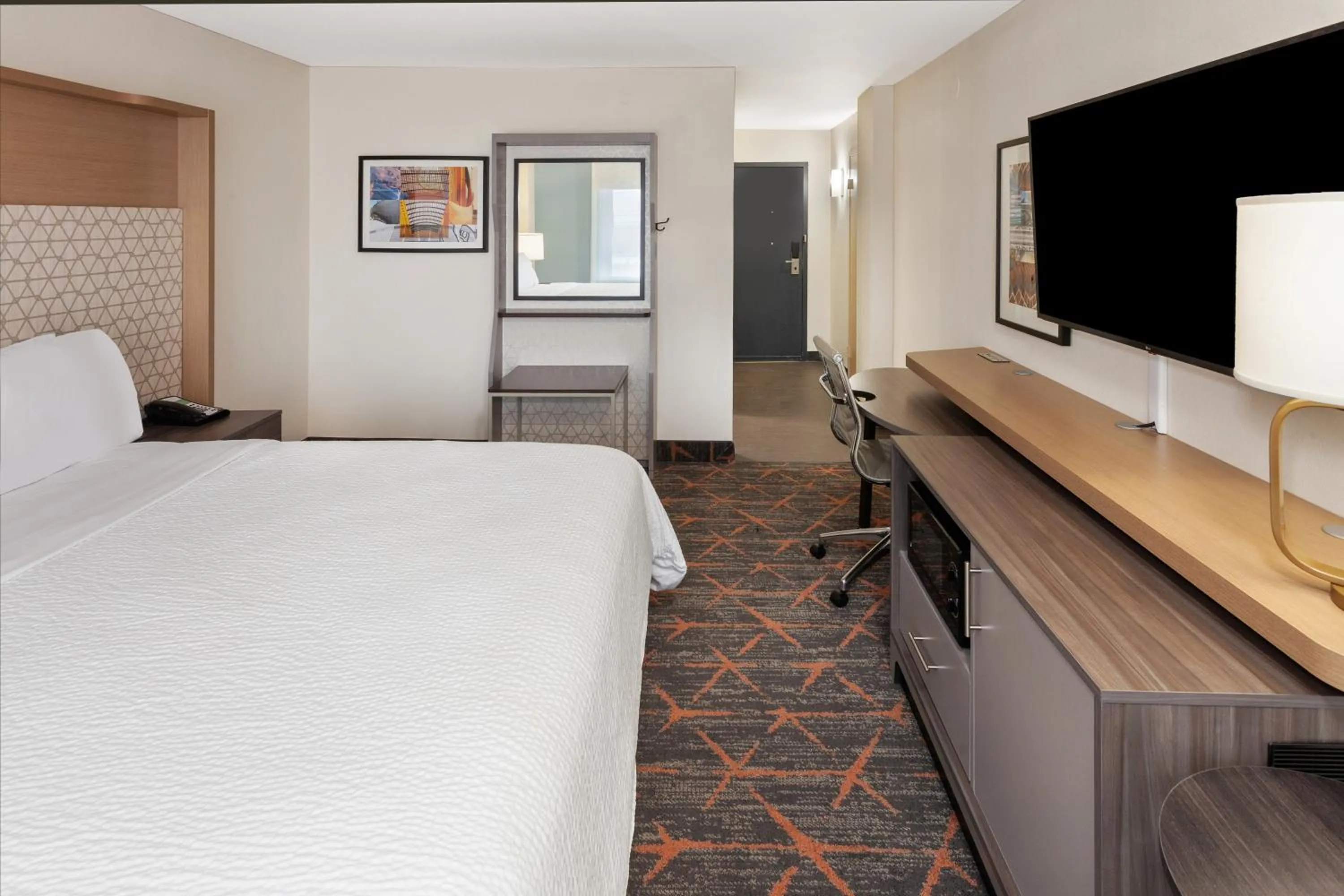Bed in Holiday Inn Chicago/Oak Brook by IHG