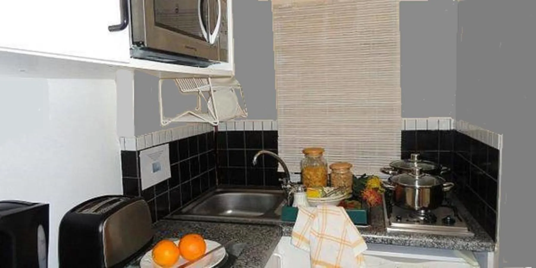Kitchen or kitchenette in Eastbury Cottage