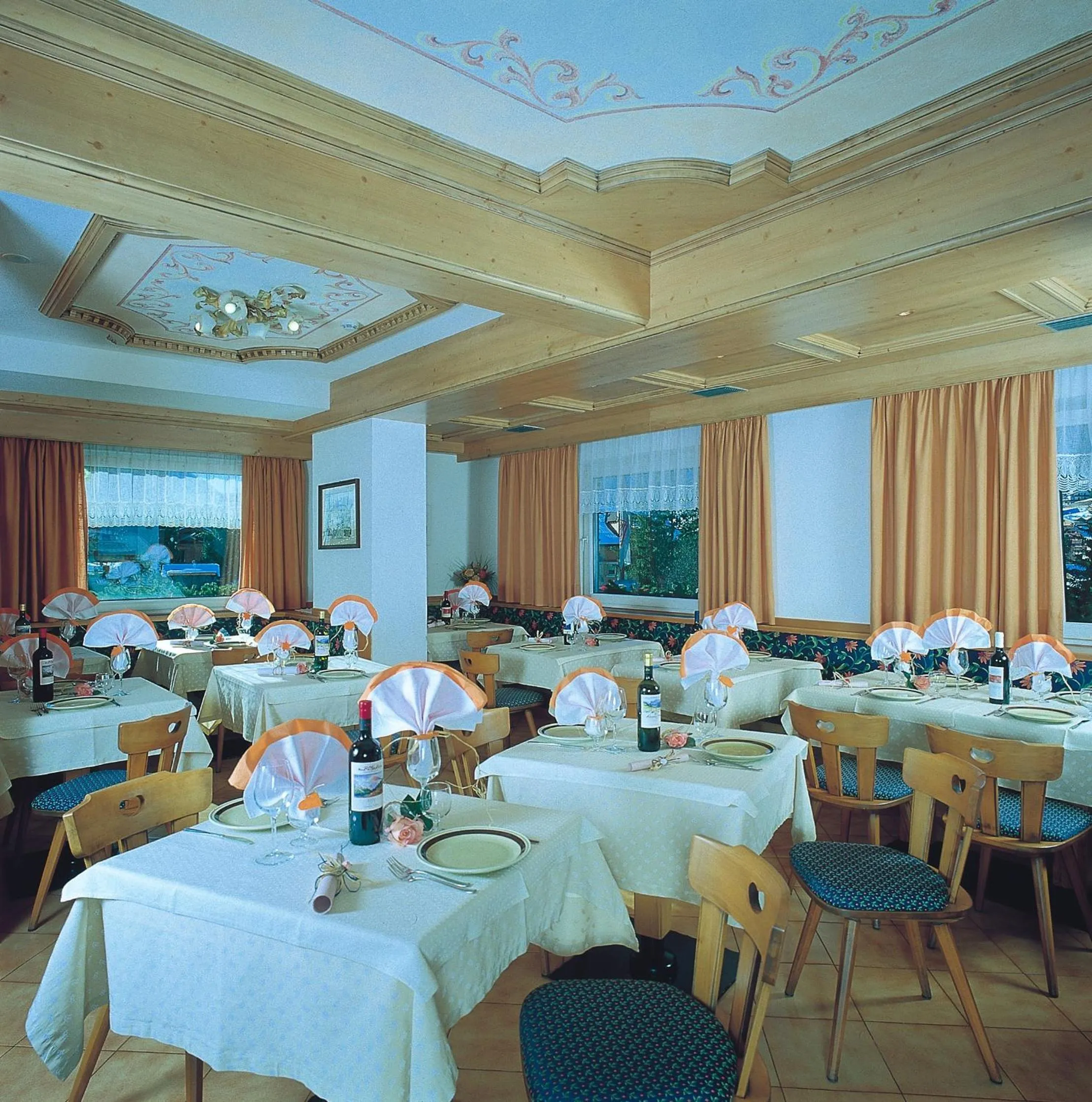 Restaurant/places to eat in Hotel Zirmes
