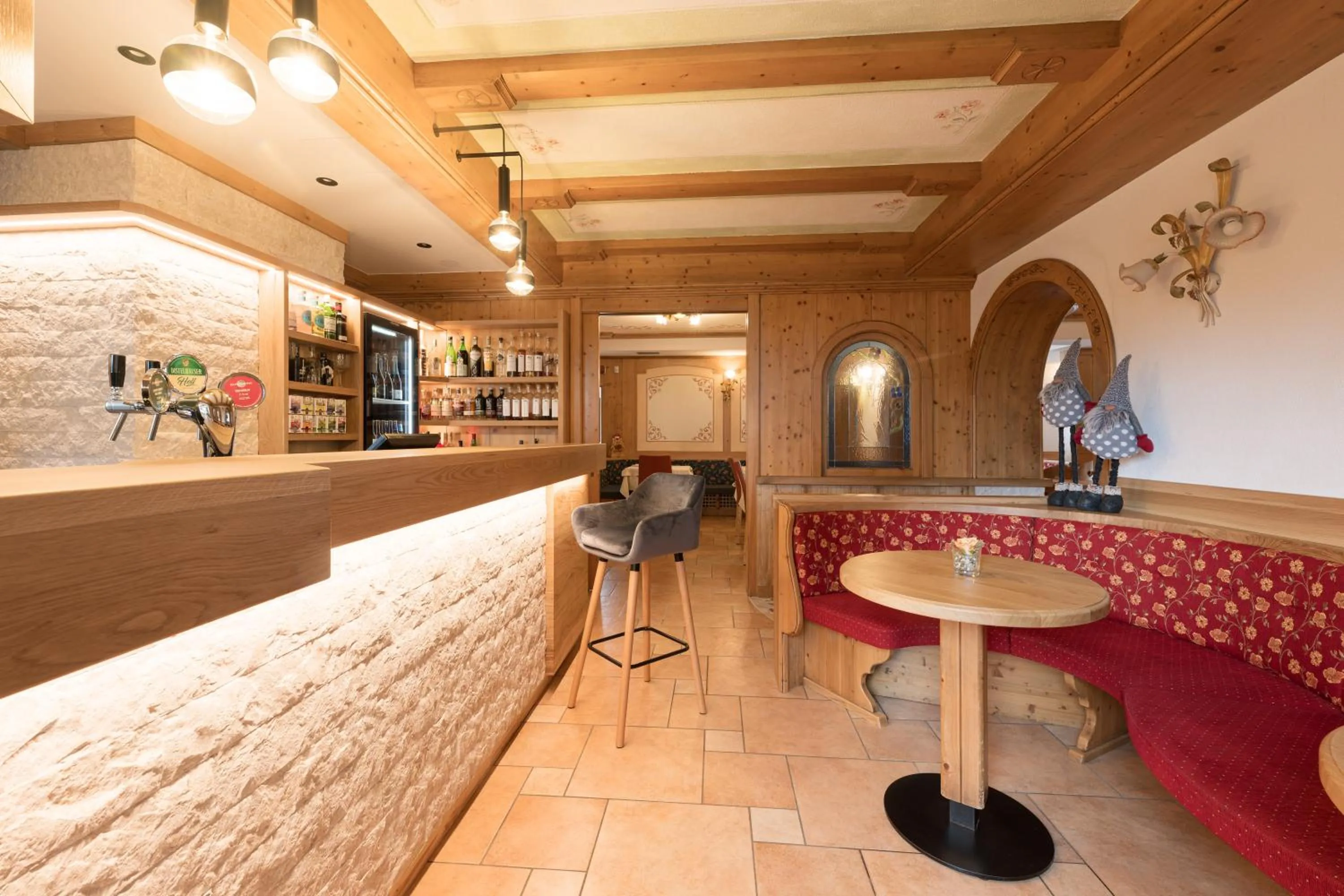 Restaurant/places to eat in Hotel Zirmes