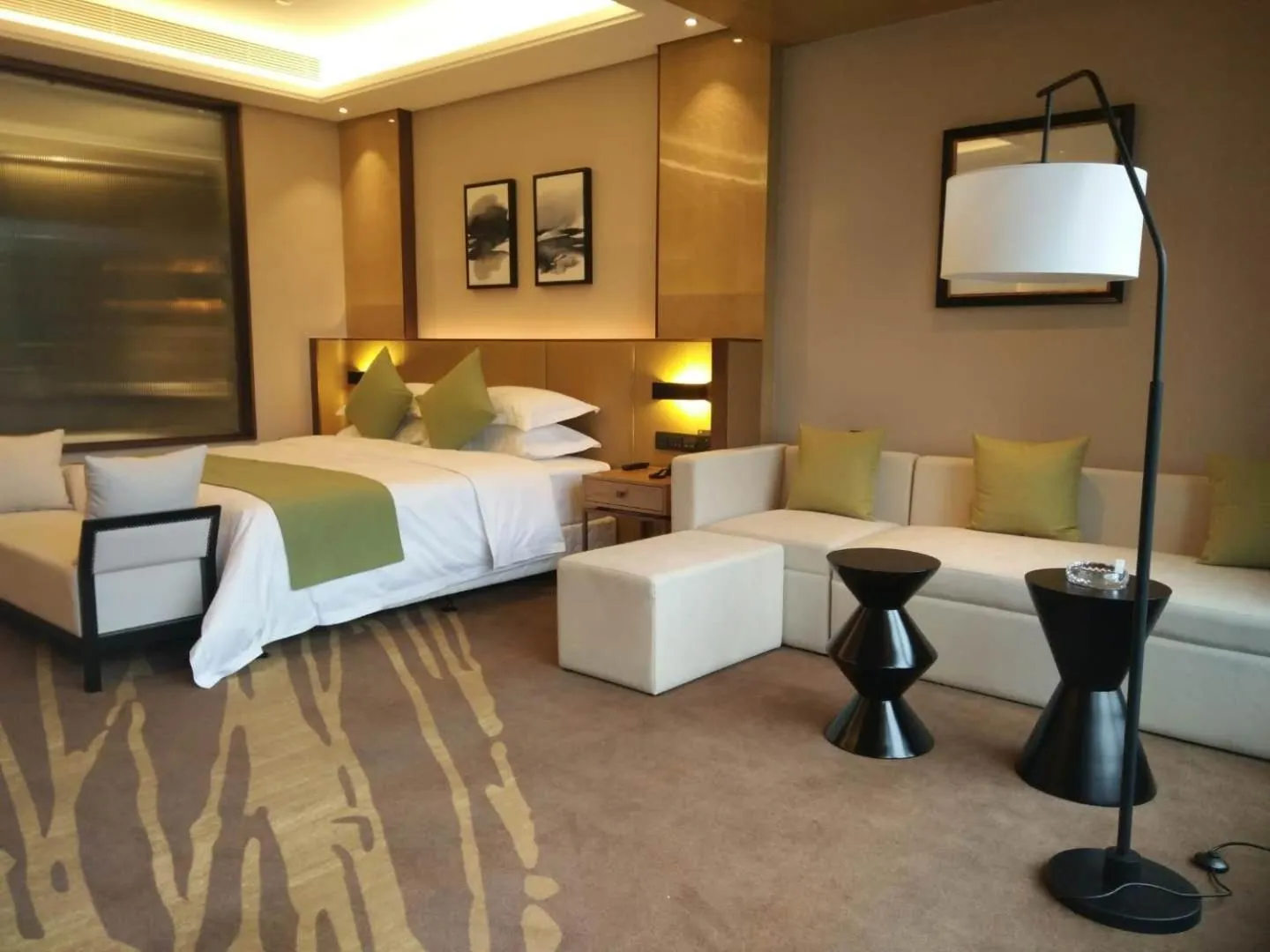 Photo of the whole room, Bed in Leshan Ramada Hotel