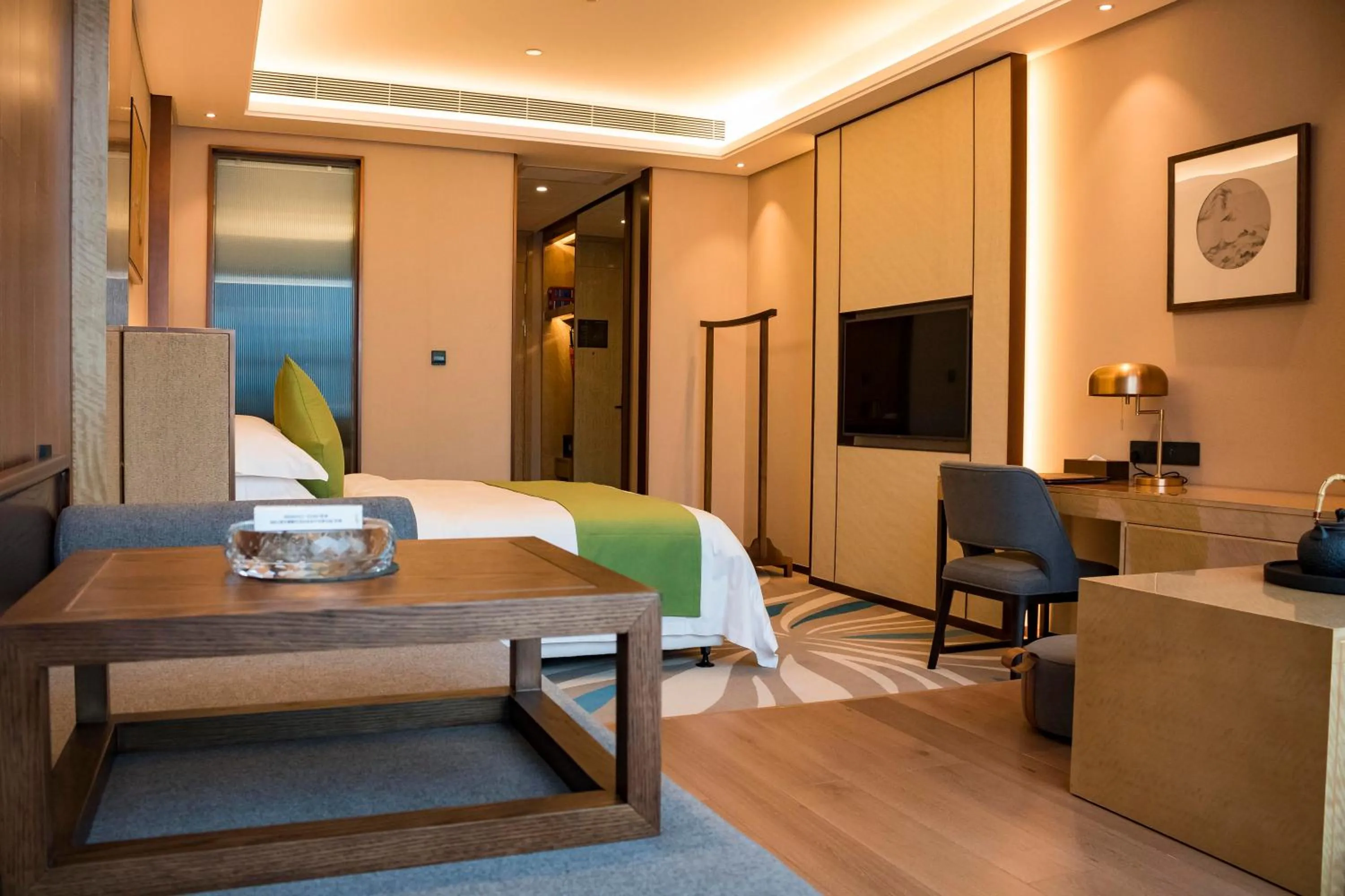 Photo of the whole room, Bed in Leshan Ramada Hotel