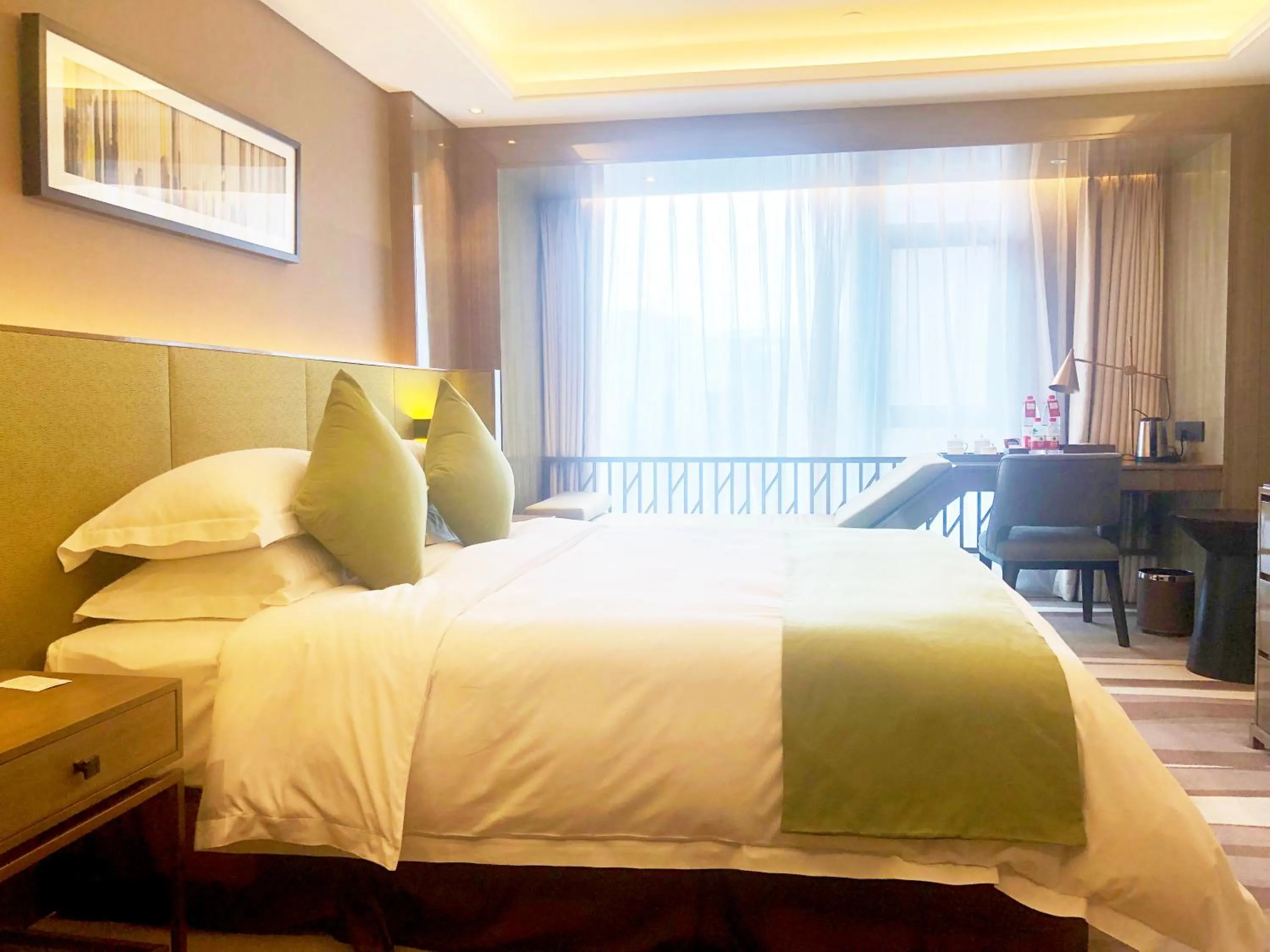 Bedroom, Bed in Leshan Ramada Hotel