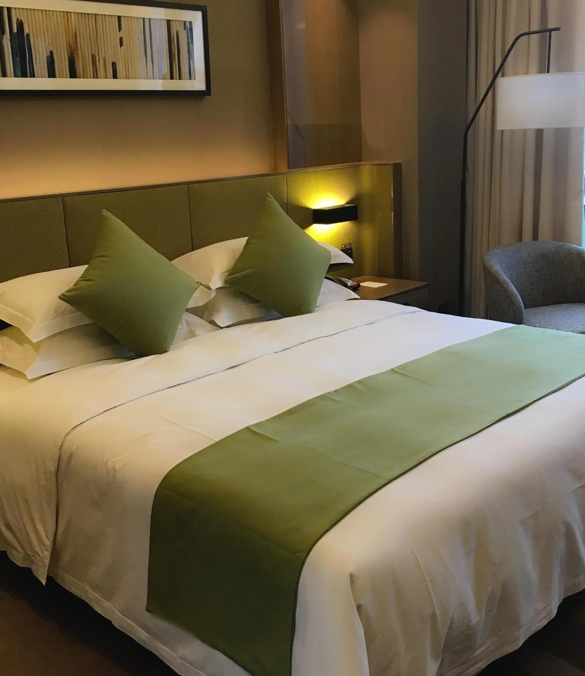 Bedroom, Bed in Leshan Ramada Hotel