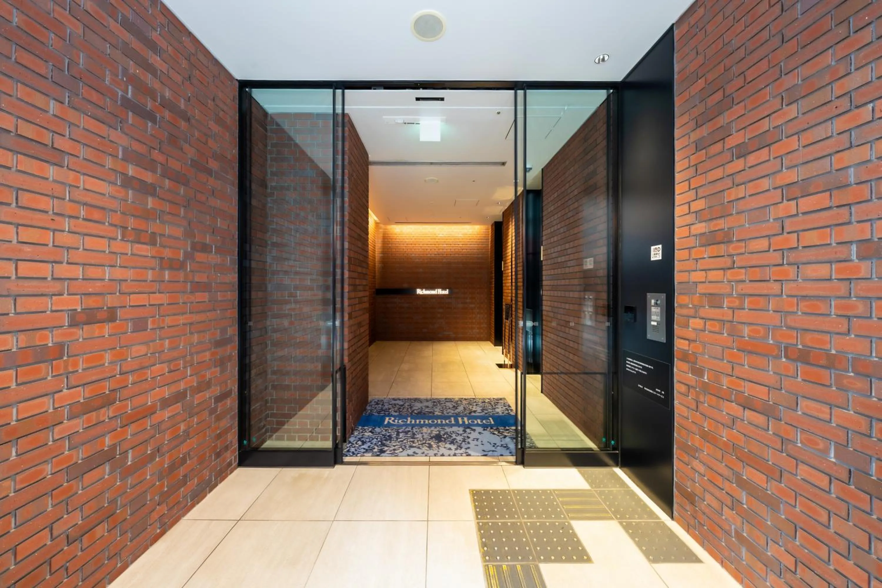 elevator in Richmond Hotel Yokohama Ekimae