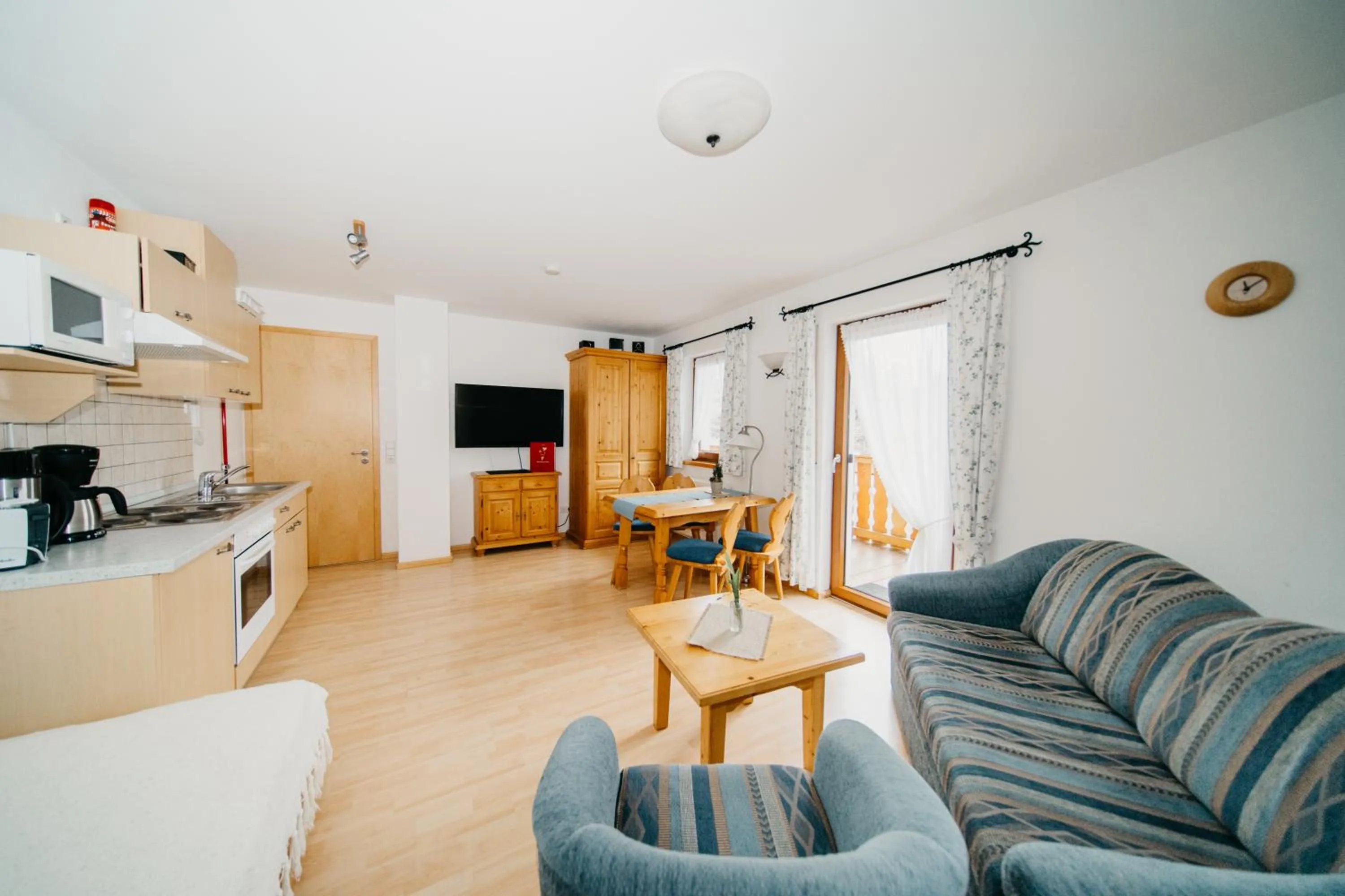 Living room, Bed in Schwarzwald-Hotel Kraeutle